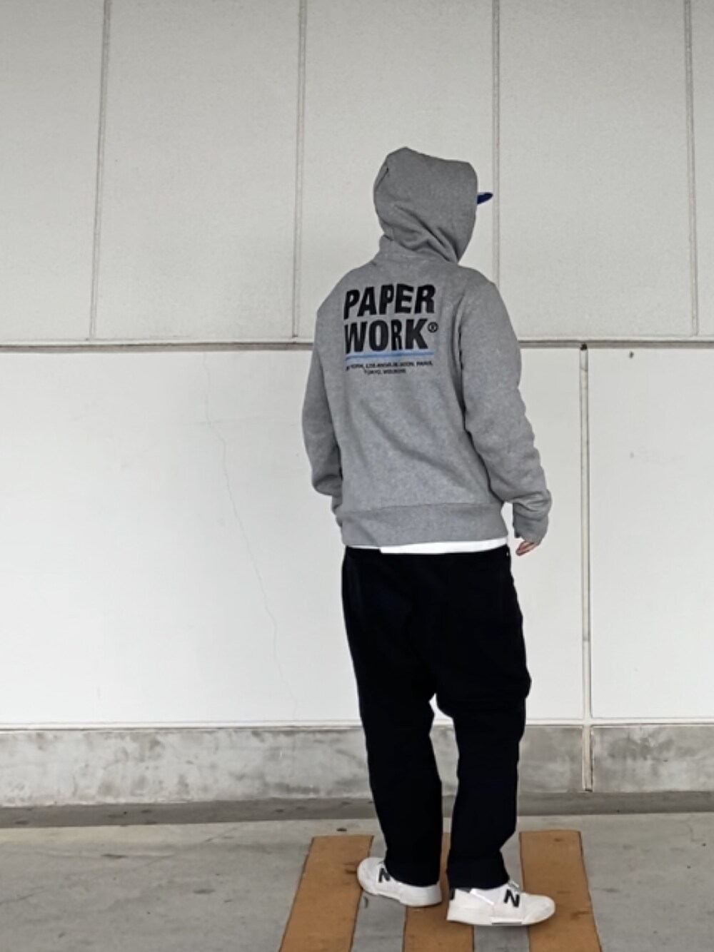 「パーカー、バックスタイル、バックプリント、ストリート、スケータースタイル、PAPERWORK、nbnumeric」｜「UNDERCOVERのMUU9H01-1（キャップ、ブルー系）」を使った、＝＝トム＝＝さん（メンズ・174cm）の冬コーディネートの1枚目の写真