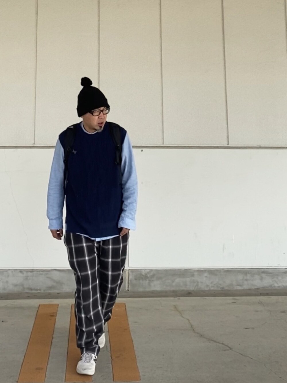 「ボンボンニット帽、ノーカラーシャツ、ベスト、シェフパンツ、チェックパンツ、メガネ男子」｜「NEW ERAのNEWERA KNIT CAP POM PON RIB BLACK（ニットキャップ/ビーニー、ブラック系）」を使った、＝＝トム＝＝さん（メンズ・174cm）の春コーディネートの1枚目の写真