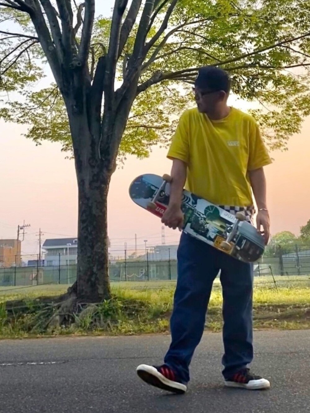 「スケータースタイル、スケボー、イエロー、デニム、スケシュー、ストリート」｜「RVCAのRVCA メンズ COMMONWEALTH III SB キャップ（キャップ、ブラック系）」を使った、＝＝トム＝＝さん（メンズ・174cm）の春コーディネートの1枚目の写真