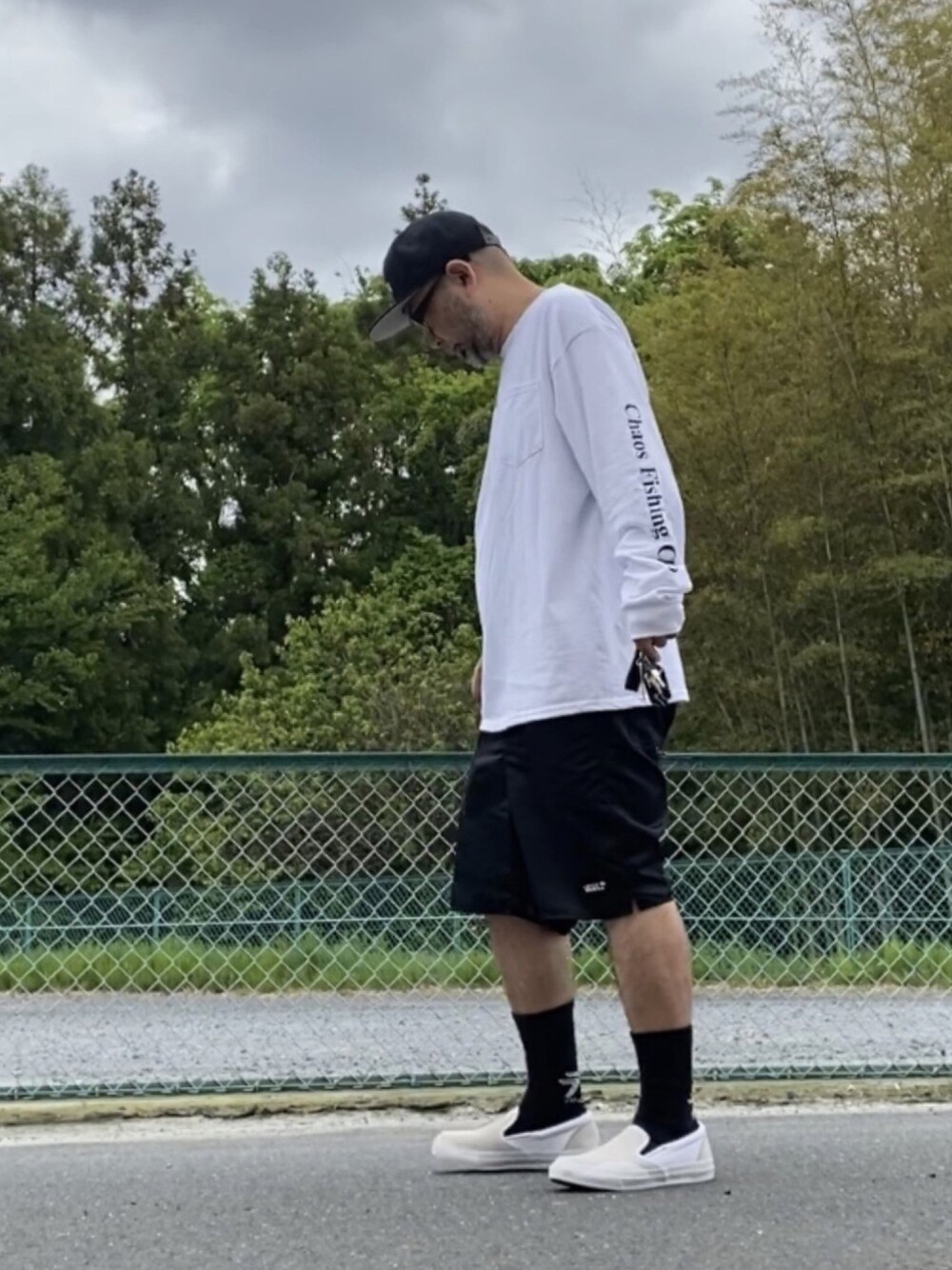 「モノトーン、ストリート、スケータースタイル、短パン、タンパンスタイル、ハーフパンツ、chaosfishingclub、TENBOX、10匣」｜「Chaos Fishing Clubのアイテム（キャップ、ブラック系）」を使った、＝＝トム＝＝さん（メンズ・174cm）の春コーディネートの1枚目の写真