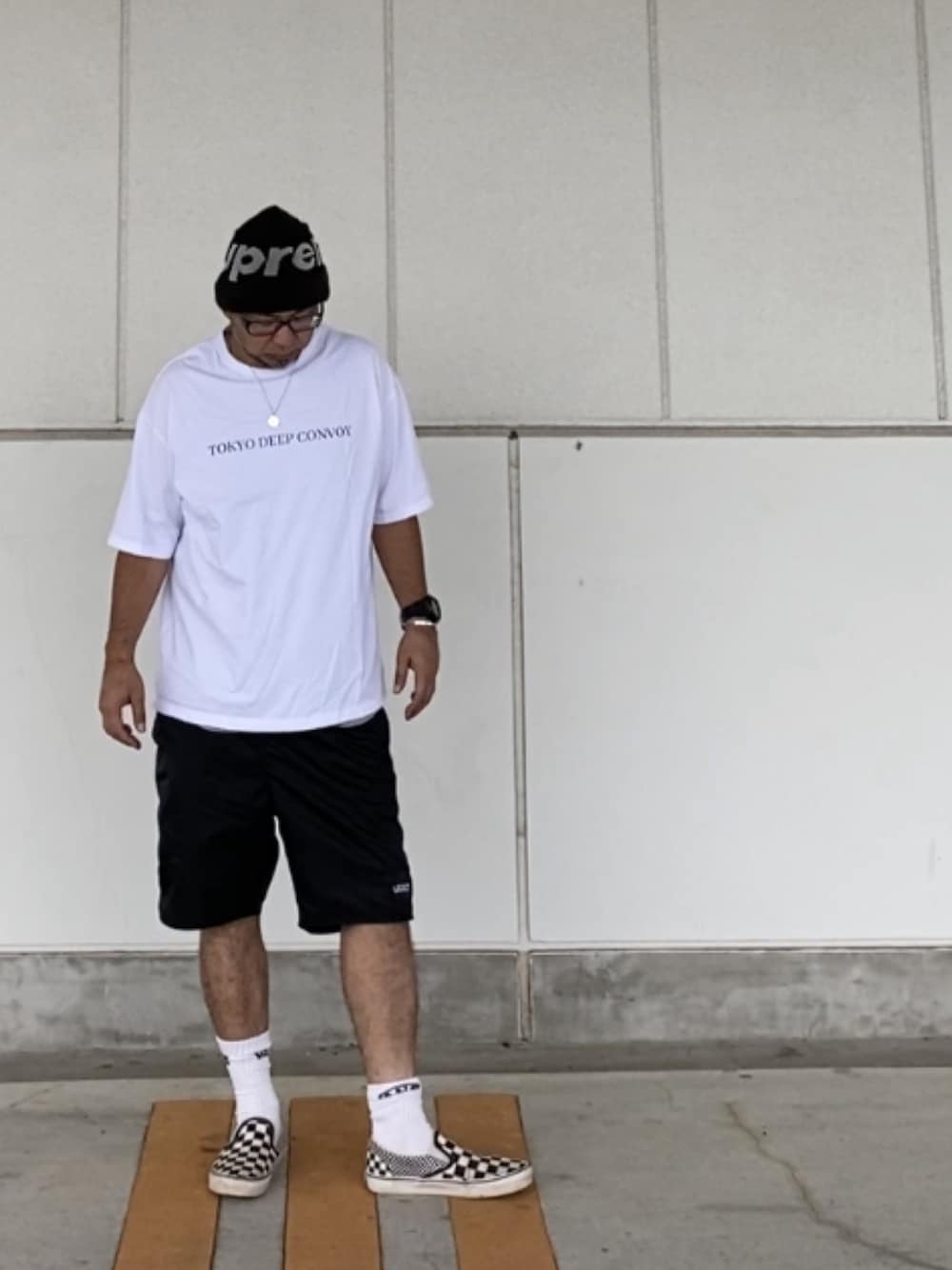 「短パン、タンパンスタイル、モノトーン、ニット帽、スリッポン、チェッカーフラッグ、tokyo deep convoy、supreme、VANS」｜「Supreme のアイテム（ニットキャップ/ビーニー、ブラック系）」を使った、＝＝トム＝＝さん（メンズ・174cm）の夏コーディネートの1枚目の写真
