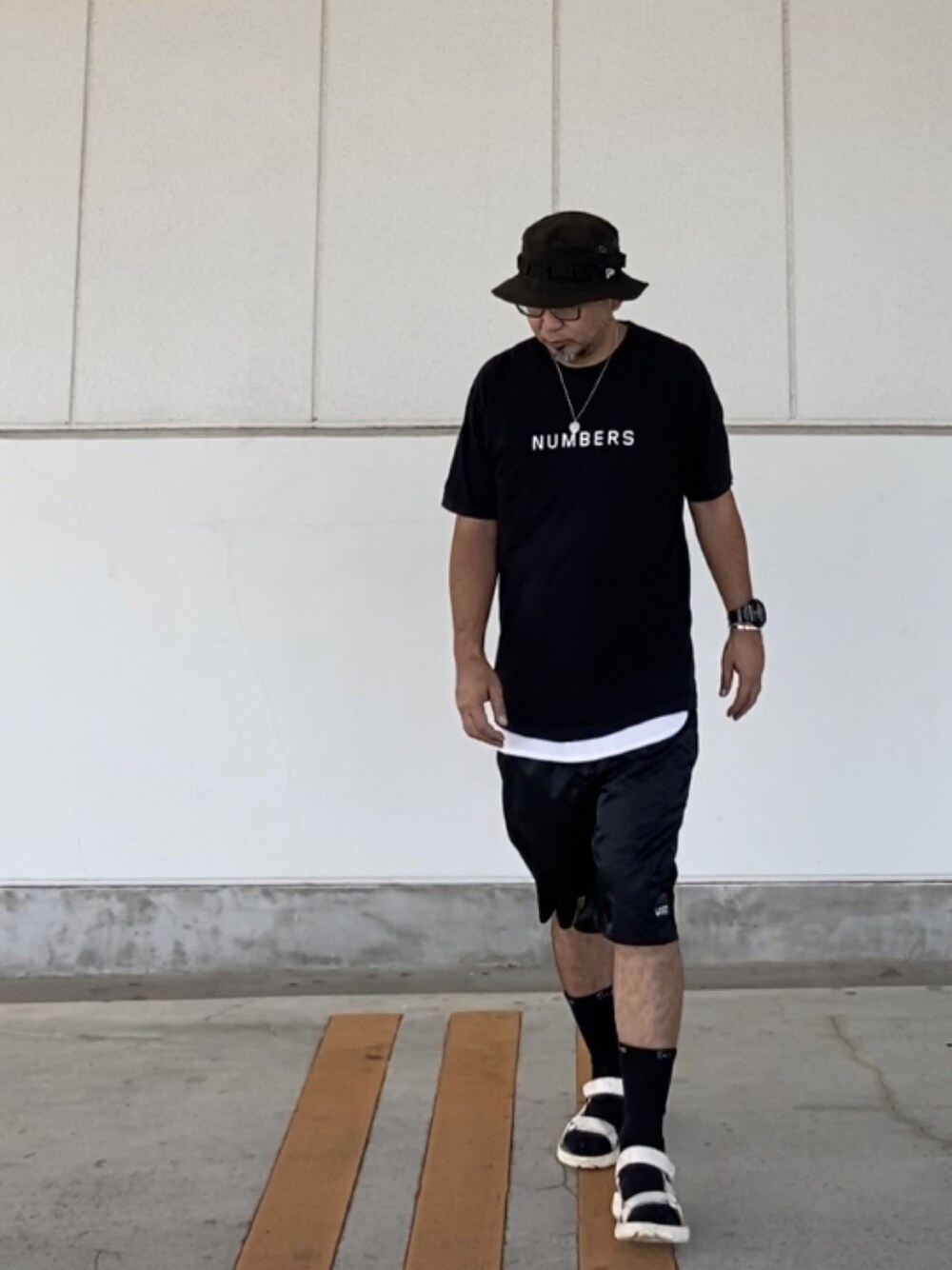 「夏だ！Tシャツ着よう！、モノトーン、短パン、ショートパンツ、ストリート、サンダル、サンダルに靴下」｜「NEW ERAのNEW ERA ADVENTURE/　ニューエラ　アドベンチャーハット（ハット、ブラック系）」を使った、＝＝トム＝＝さん（メンズ・174cm）の夏コーディネートの1枚目の写真