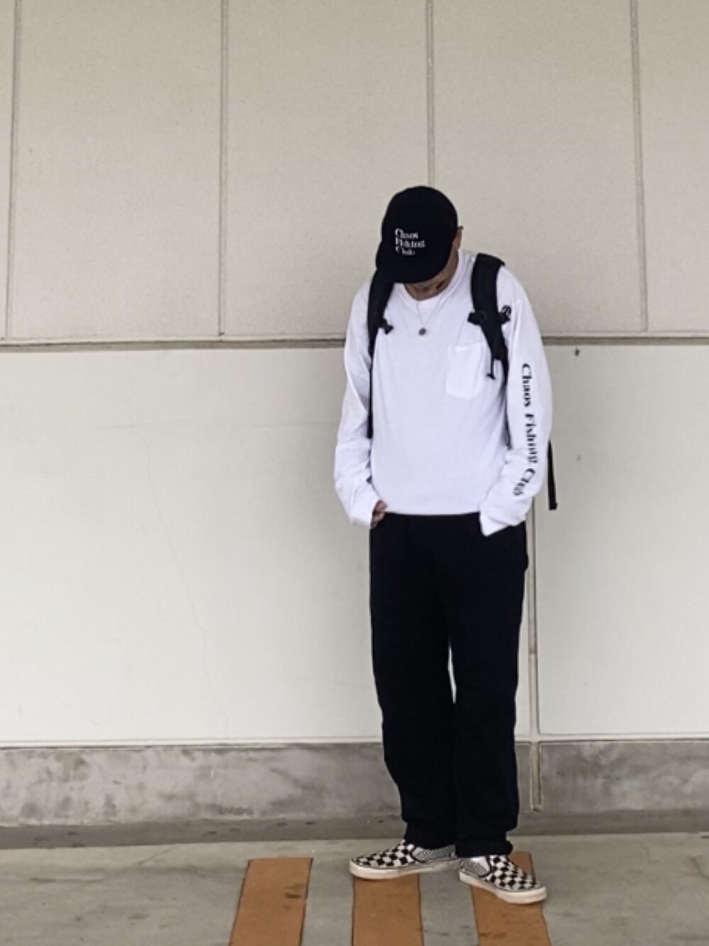 「タックイン、モノトーン、ロンT、シェフパンツ、スリッポン、ストリート、スケータースタイル、chaosfishingclub」｜「Chaos Fishing Clubのアイテム（キャップ、ブラック系）」を使った、＝＝トム＝＝さん（メンズ・174cm）の夏コーディネートの1枚目の写真