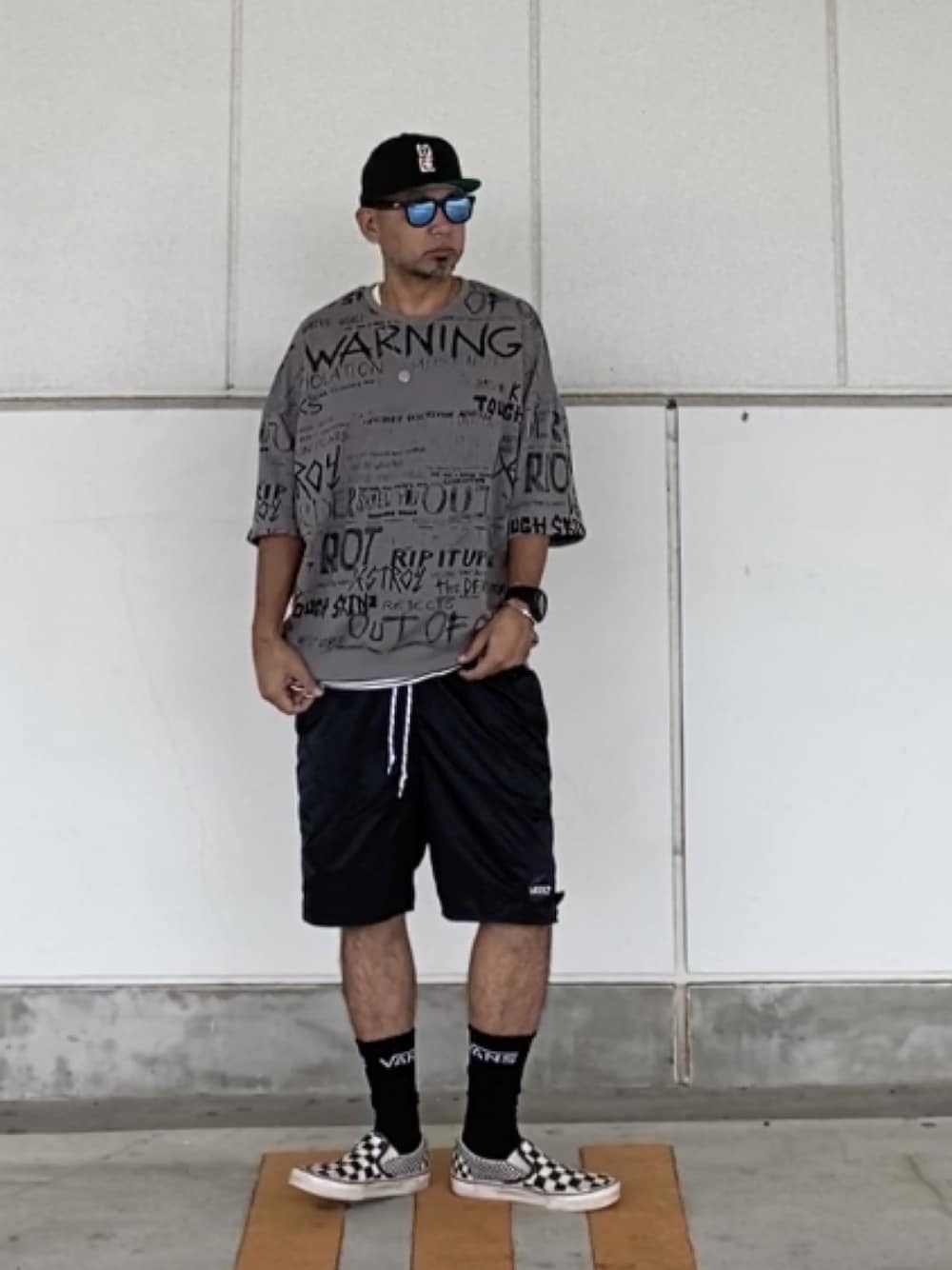 「グレー、タンパンスタイル、短パン、Tシャツ、スエット、スリッポン、モノトーン」｜「TENBOXのアイテム（キャップ、ブラック系）」を使った、＝＝トム＝＝さん（メンズ・174cm）の夏コーディネートの1枚目の写真