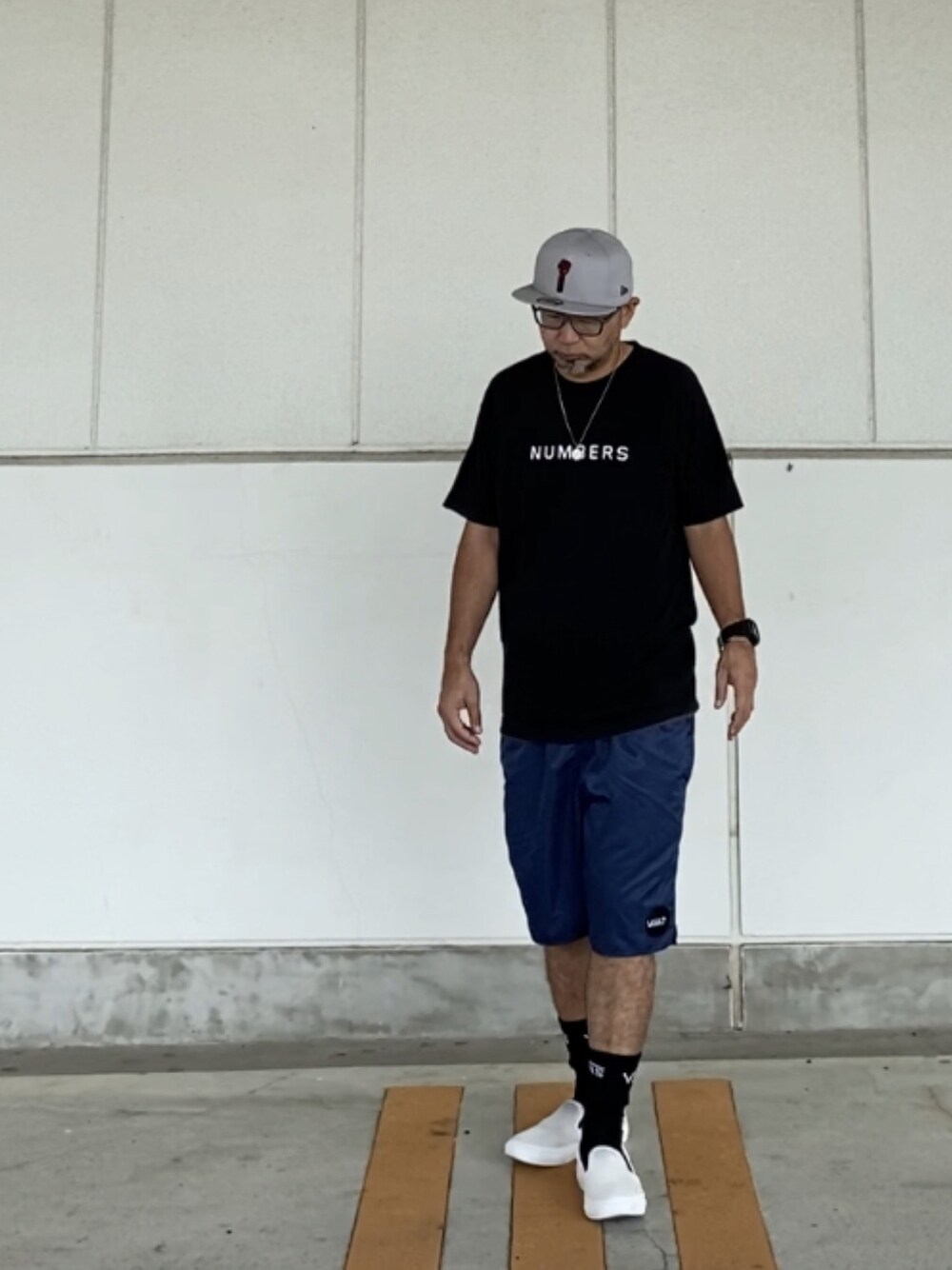 「Tシャツ、短パン、ストリート、スケータースタイル、スリッポン、キャップ」｜「NEW ERAのアイテム（キャップ、グレー系）」を使った、＝＝トム＝＝さん（メンズ・174cm）の夏コーディネートの1枚目の写真