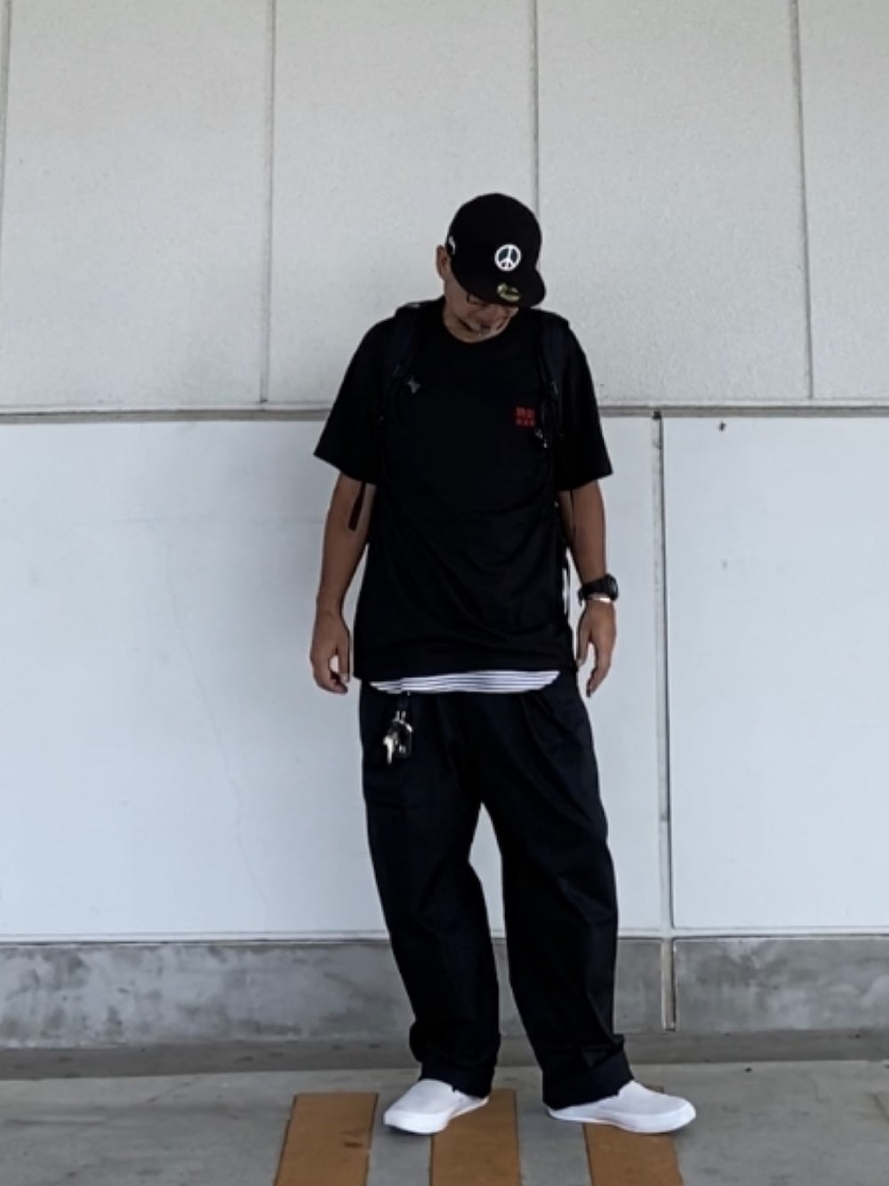 「ストリート、スケータースタイル、ワイドパンツ、黒、ワントーンコーデ、酒飲倶楽部、FAKIESTANCE、Prime Tokyo」｜「NEW ERAのPeace Sign New Era Cap（キャップ、ブラック系）」を使った、＝＝トム＝＝さん（メンズ・174cm）の夏コーディネートの1枚目の写真