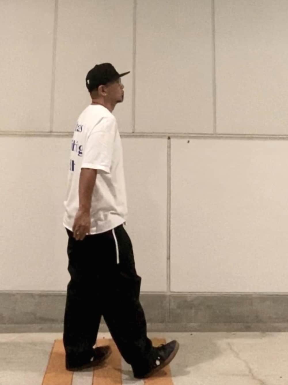 「ロゴT、チノパン、ワイドパンツ、ガムソール、ストリート、スケータースタイル、10匣、chaosfishingclub、FAKIESTANCE、Prime Tokyo」｜「TENBOXのアイテム（キャップ、ブラック系）」を使った、＝＝トム＝＝さん（メンズ・174cm）の夏コーディネートの1枚目の写真