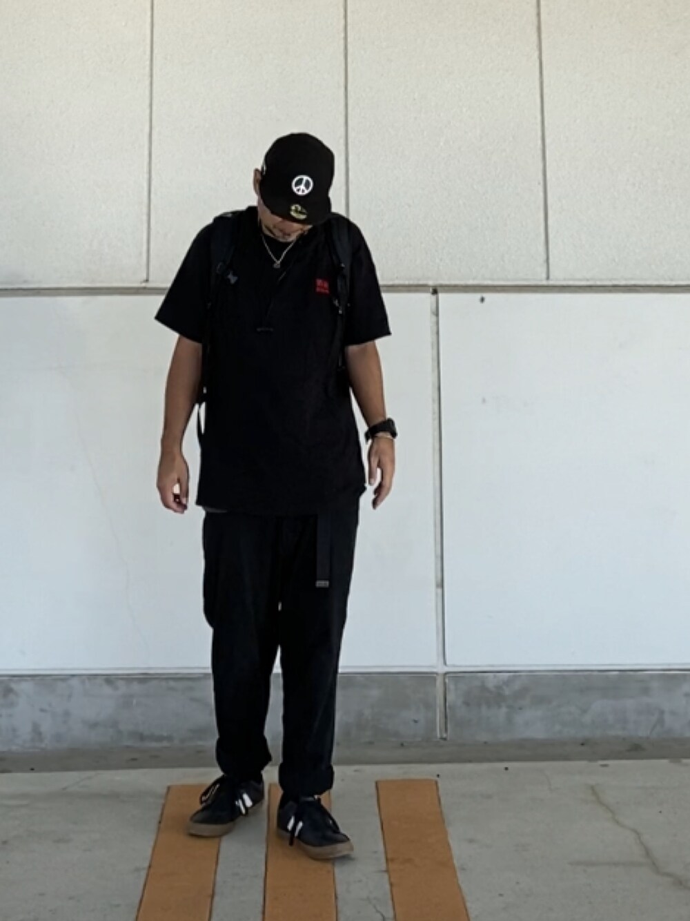 「ワントーンコーデ、キャップ、黒、ロールアップ、ガムソール、ストリート」｜「NEW ERAのPeace Sign New Era Cap（キャップ、ブラック系）」を使った、＝＝トム＝＝さん（メンズ・174cm）の秋コーディネートの1枚目の写真