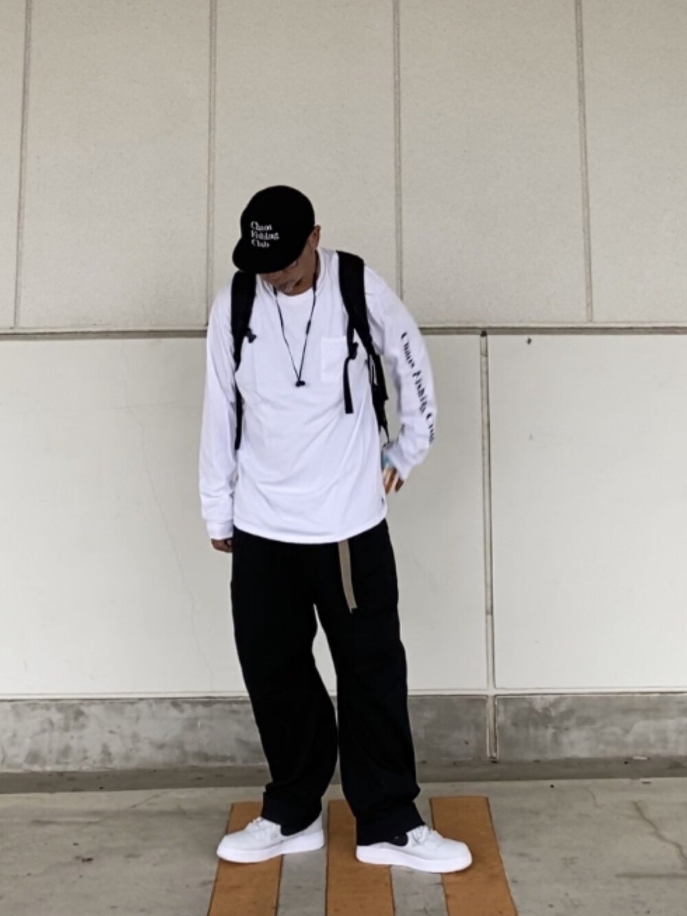 「ロンT、ワイドパンツ、秋コーデ、モノトーン、ストリート、スケータースタイル、エアフォースワン、chaosfishingclub、NIKE」｜「Chaos Fishing Clubのアイテム（キャップ、ブラック系）」を使った、＝＝トム＝＝さん（メンズ・174cm）の秋コーディネートの1枚目の写真
