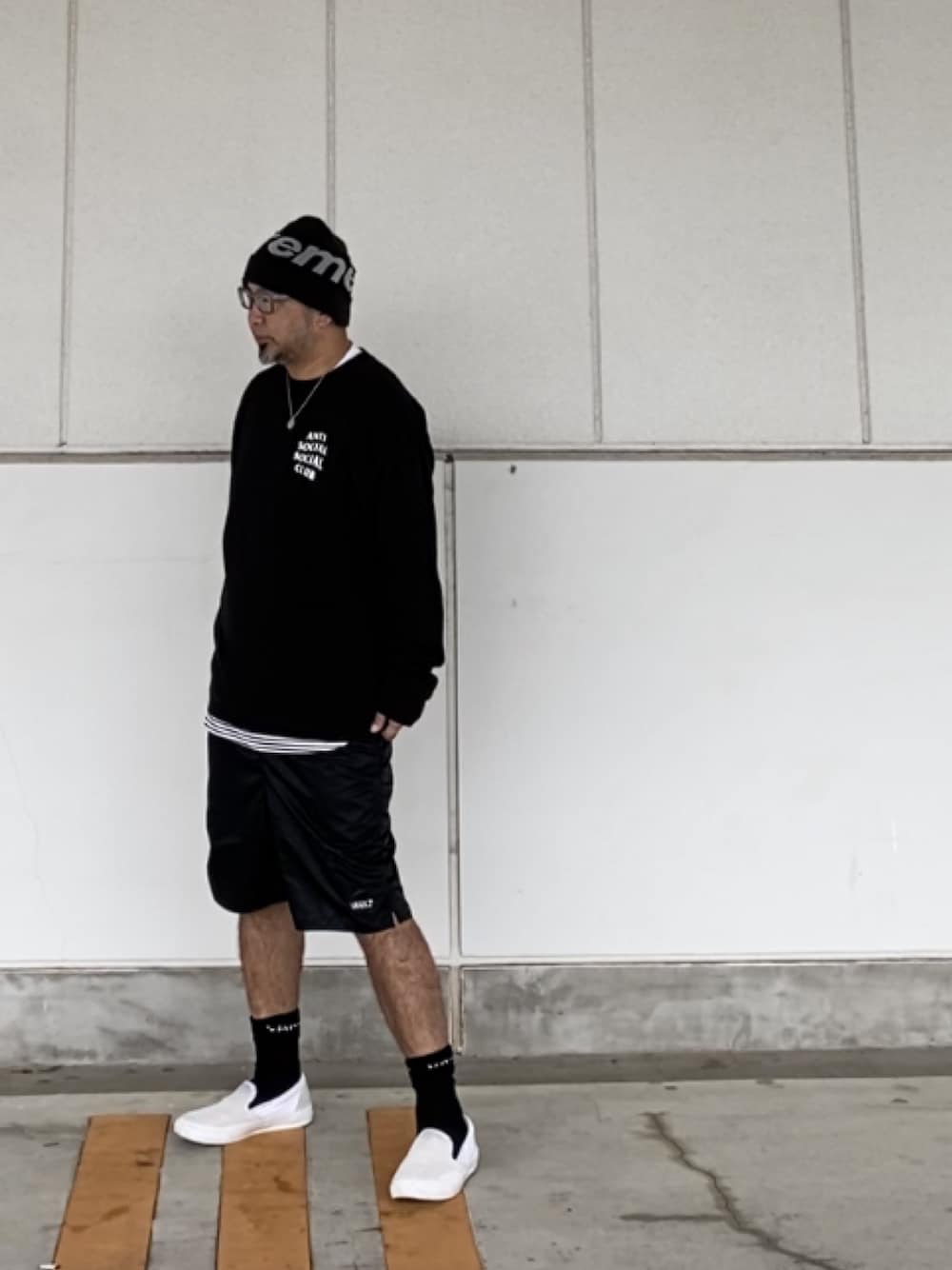 「秋のマイ旬スタイル、ニット帽、スエット、短パン、モノトーン、ストリート、スケータースタイル、supreme、antisocialsocialclub、TENBOX」｜「Supreme のアイテム（ニットキャップ/ビーニー、ブラック系）」を使った、＝＝トム＝＝さん（メンズ・174cm）の秋コーディネートの1枚目の写真