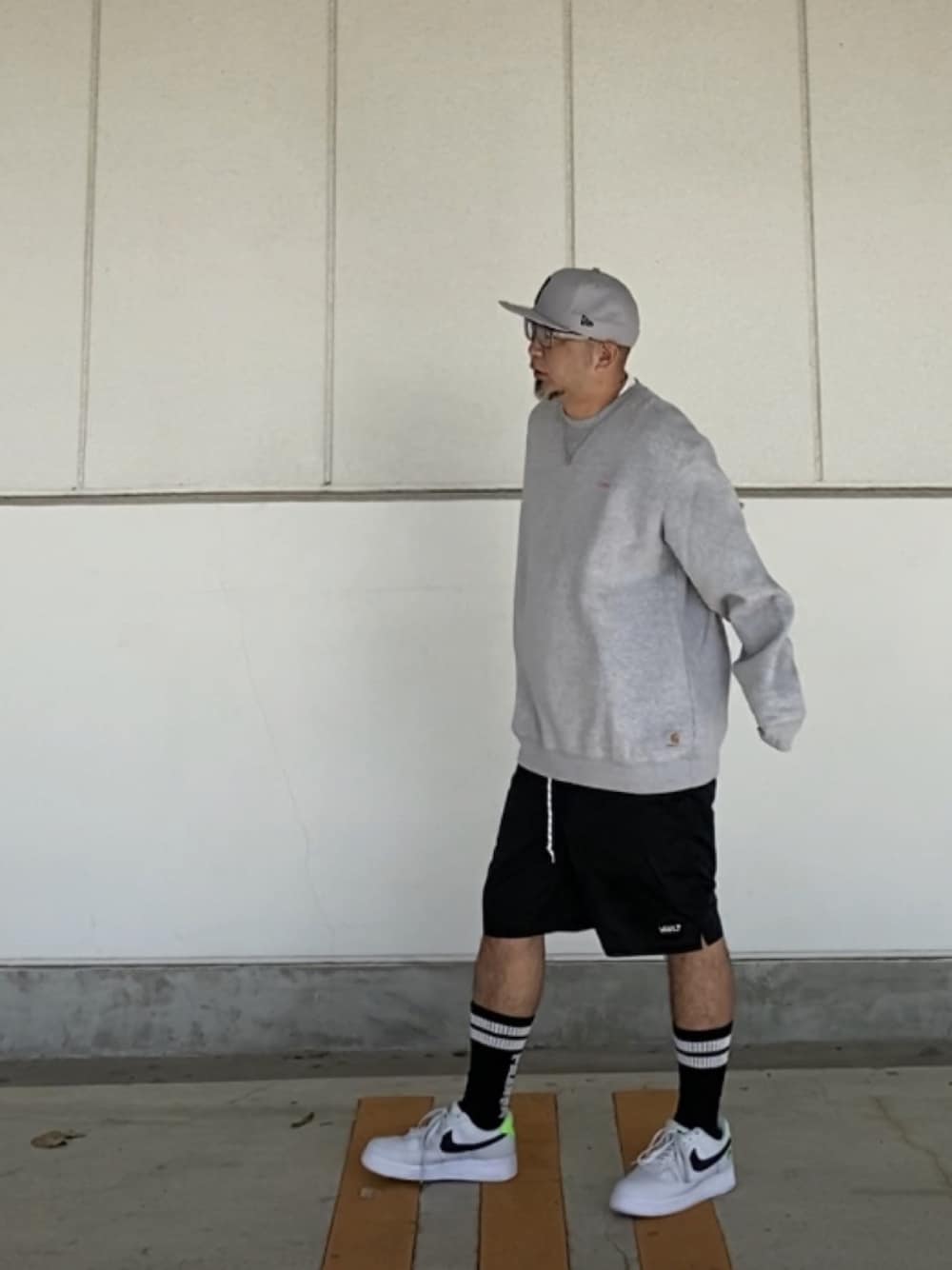 「グレー、休日スタイル、スエット、短パン、ストリート、clumsy.pictures、carhartt、TENBOX、AIR FORCE 1」｜「NEW ERAのアイテム（キャップ、グレー系）」を使った、＝＝トム＝＝さん（メンズ・174cm）の秋コーディネートの1枚目の写真