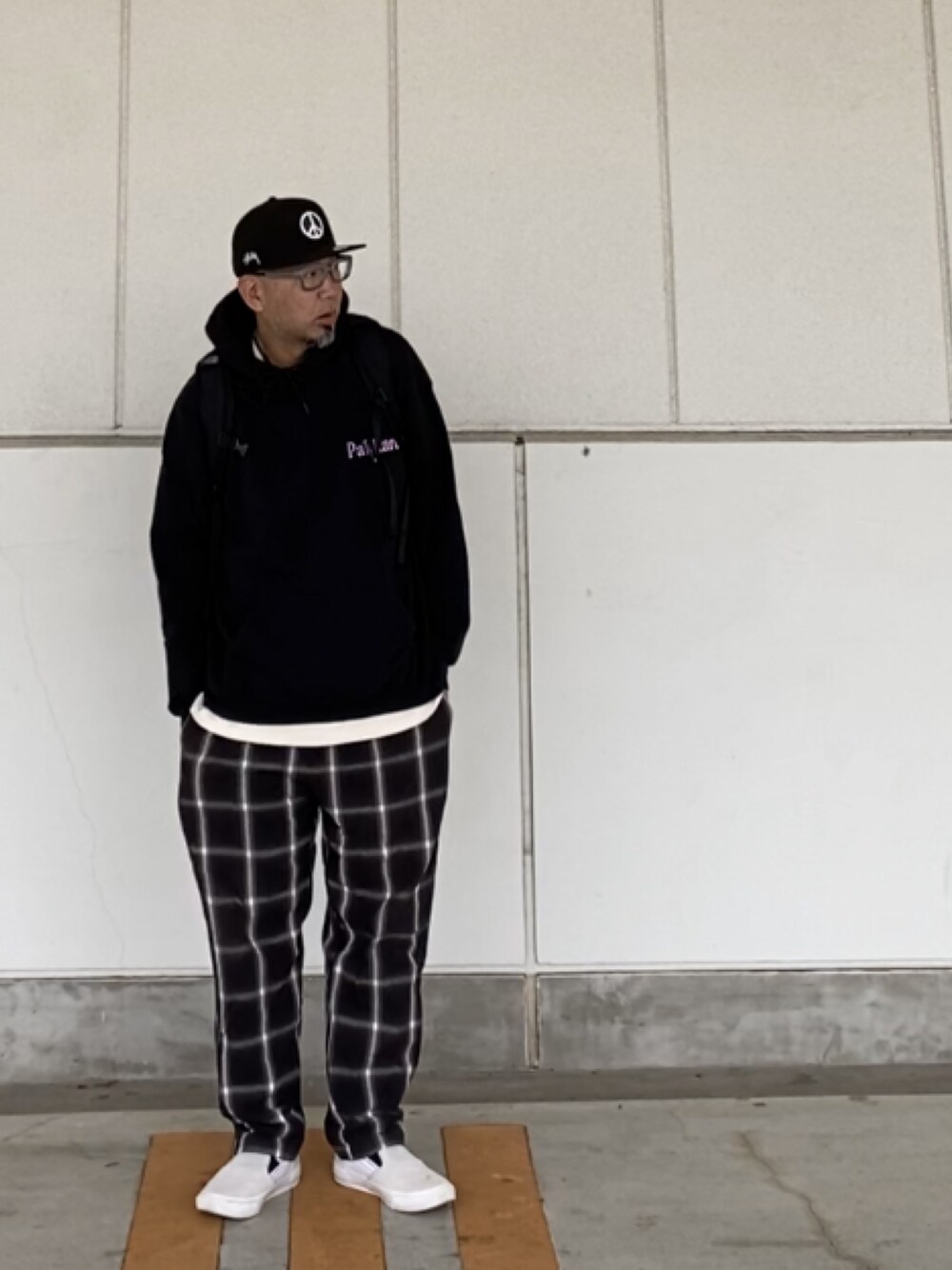 「キャップ、パーカー、チェックパンツ、シェフパンツ、スリッポン、メガネ男子、ストリート」｜「NEW ERAのPeace Sign New Era Cap（キャップ、ブラック系）」を使った、＝＝トム＝＝さん（メンズ・174cm）の秋コーディネートの1枚目の写真
