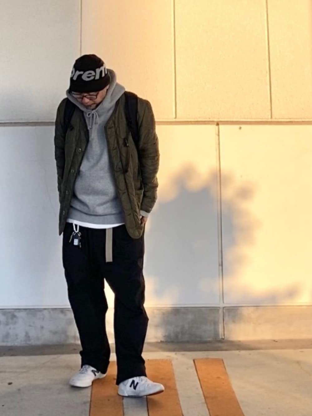 「ニット帽、ライナージャケット、パーカー、ワイドパンツ、supreme、PAPERWORK、stussy、nbnumeric」｜「Supreme のアイテム（ニットキャップ/ビーニー、ブラック系）」を使った、＝＝トム＝＝さん（メンズ・174cm）の冬コーディネートの1枚目の写真
