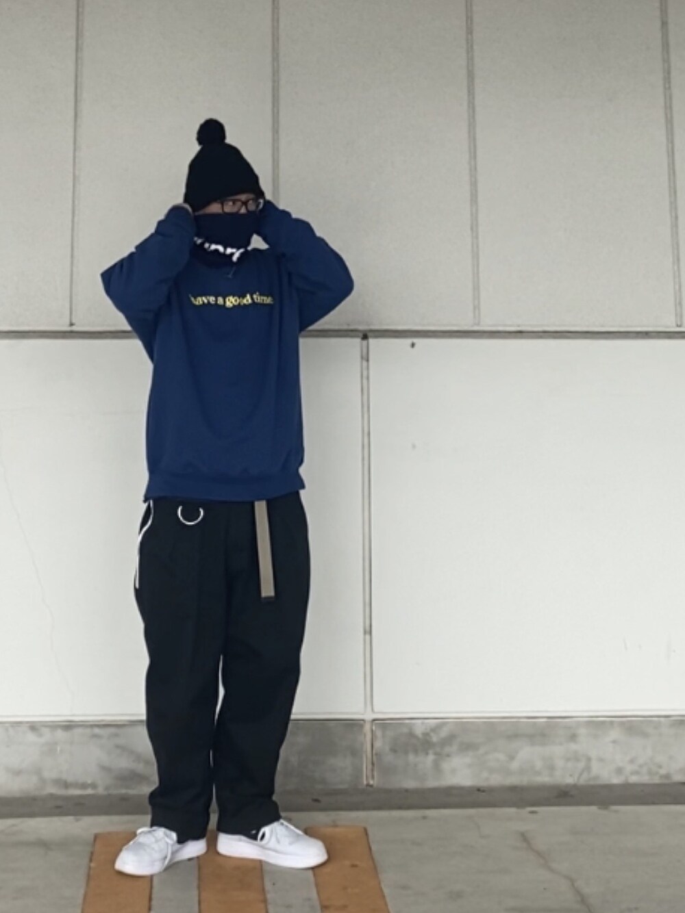 「ボンボンニット帽、ネックウォーマー、クルーネック、スエット、ワイドパンツ、チノパン、have a good time、FAKIESTANCE、AF1、airforce1」｜「NEW ERAのNEWERA KNIT CAP POM PON RIB BLACK（ニットキャップ/ビーニー、ブラック系）」を使った、＝＝トム＝＝さん（メンズ・174cm）の冬コーディネートの1枚目の写真