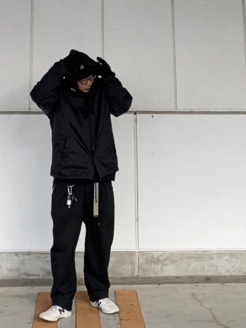 「ワントーンコーデ、黒、コーチジャケット、ストリート、スケータースタイル、手袋、supreme、TENBOX、nbnumeric、UGG」｜「TENBOXのアイテム（ナイロンジャケット、ブラック系）」を使った、＝＝トム＝＝さん（メンズ・174cm）の冬コーディネートの1枚目の写真