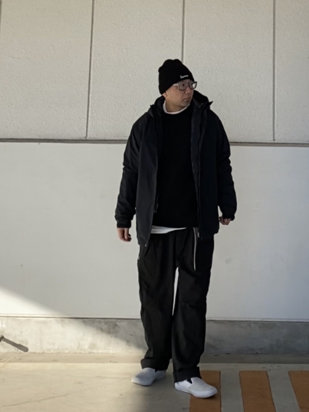 「ニット帽、黒、モノトーン、あけましておめでとうございます！、supreme、THE NORTH FACE」｜「Supreme のアイテム（ニットキャップ/ビーニー、ブラック系）」を使った、＝＝トム＝＝さん（メンズ・174cm）の冬コーディネートの1枚目の写真