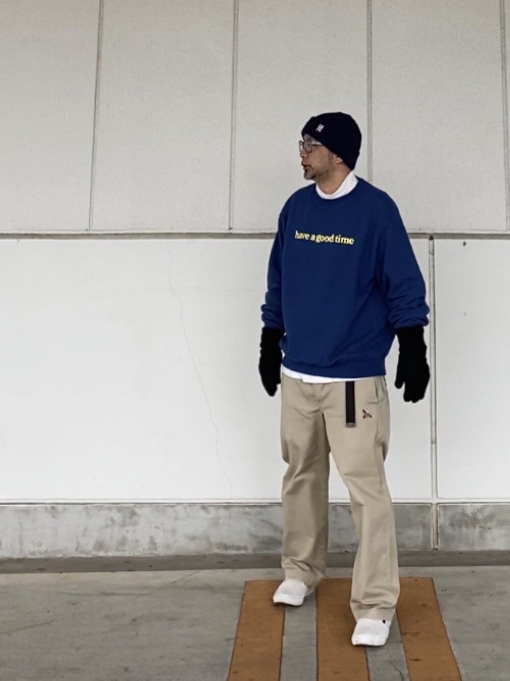 「私の推しブランド、スエット、クルーネック、青、ブルー、have a good time、10匣、UGG」｜「Have a good timeのアイテム（ニットキャップ/ビーニー、ブルー系）」を使った、＝＝トム＝＝さん（メンズ・174cm）の冬コーディネートの1枚目の写真