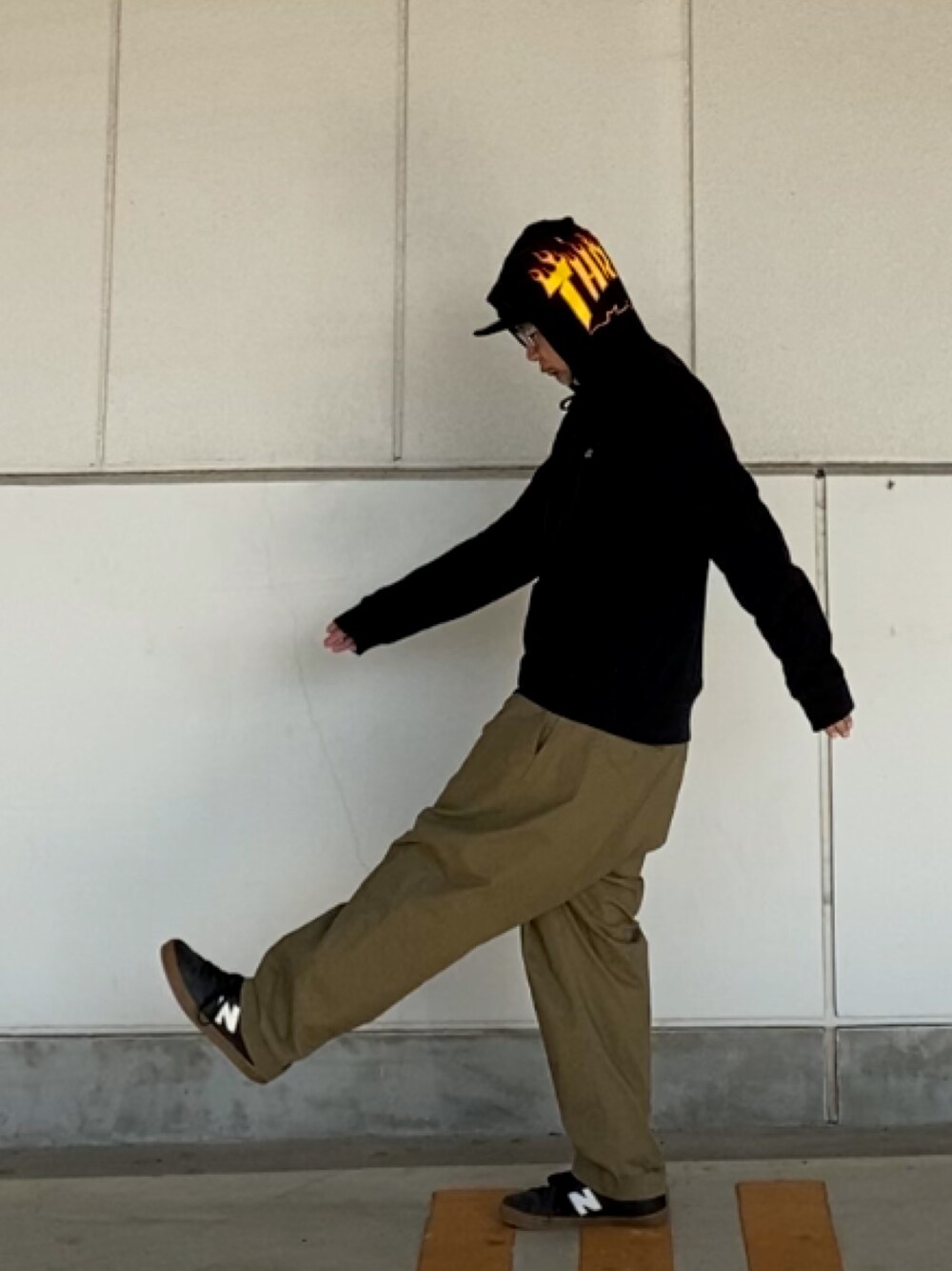 「パーカー、コラボ、Vans × Thrasher、VANS、THRASHER、clumsy.pictures、nbnumeric」｜「Vans×Trasherのアイテム（パーカー、ブラック系）」を使った、＝＝トム＝＝さん（メンズ・174cm）の冬コーディネートの1枚目の写真