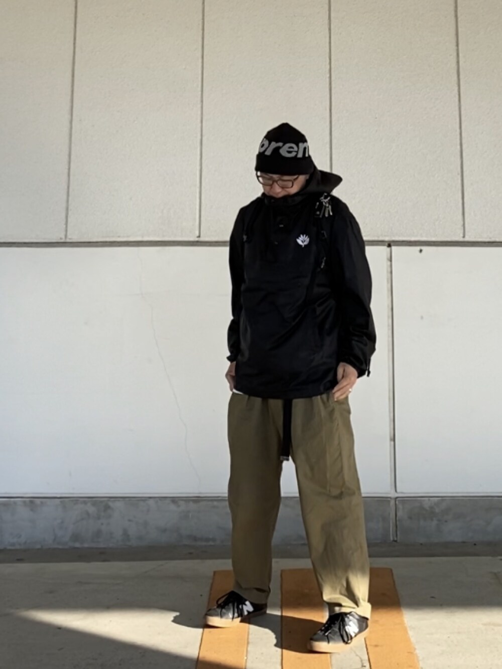 「大人カジュアル、アノラックパーカー、ナイロンパーカー、チノパン、ガムソール、supreme、Magenta、clumsy.pictures、nbnumeric、New Balance」｜「Supreme のアイテム（ニットキャップ/ビーニー、ブラック系）」を使った、＝＝トム＝＝さん（メンズ・174cm）の春コーディネートの1枚目の写真