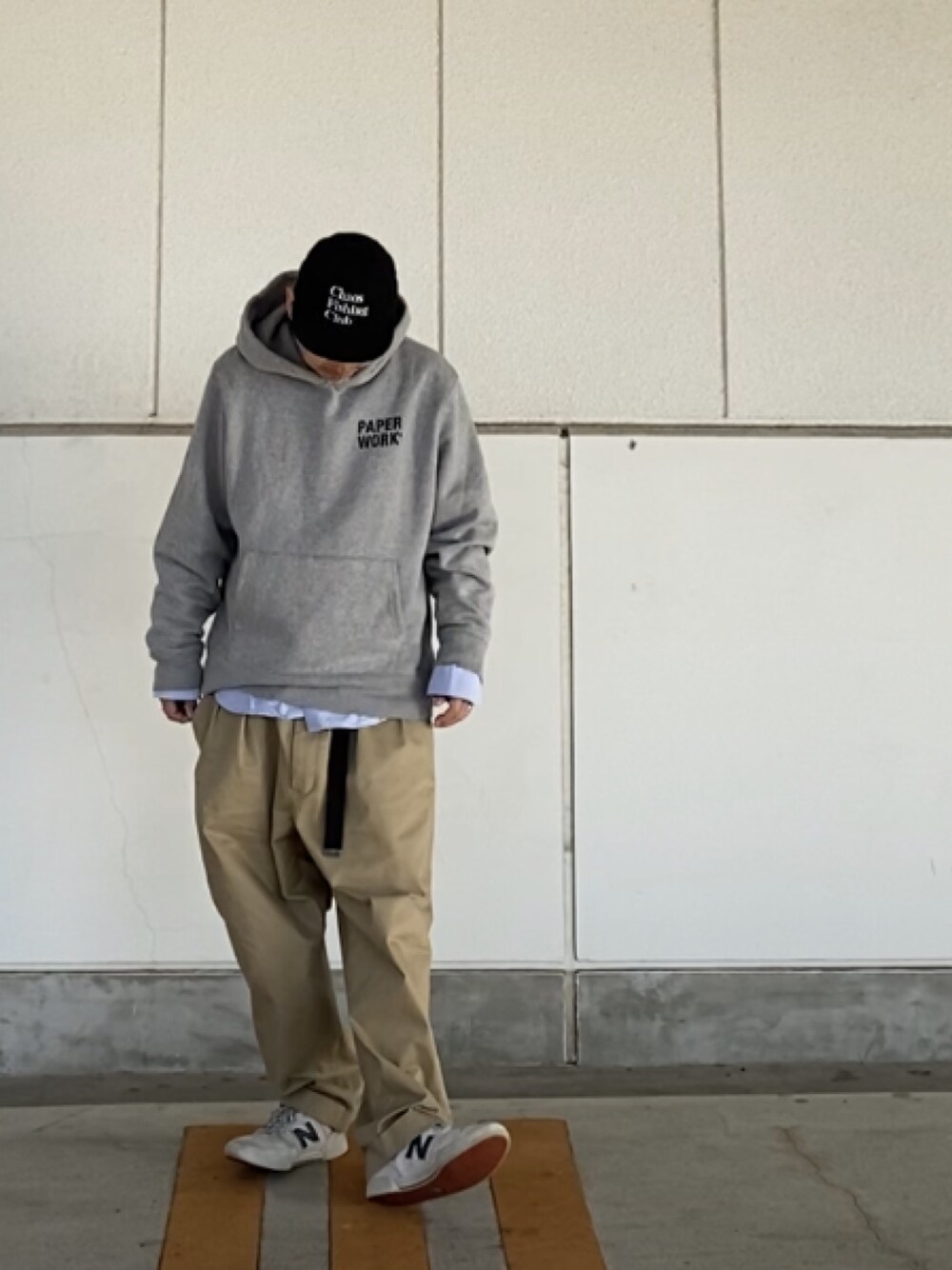 「パーカー×シャツ、パーカー、シャツスタイル、チノパン、PAPERWORK、clumsy.pictures、nbnumeric」｜「Chaos Fishing Clubのアイテム（キャップ、ブラック系）」を使った、＝＝トム＝＝さん（メンズ・174cm）の春コーディネートの1枚目の写真