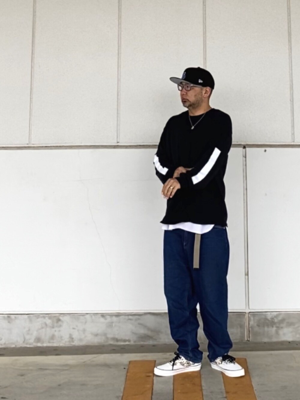 「キャップ、ロンT、デニム、デニムパンツ、overthedaytokyo、stussy」｜「STUSSYのEmblem New Era Cap（キャップ、ブラック系）」を使った、＝＝トム＝＝さん（メンズ・174cm）の春コーディネートの1枚目の写真