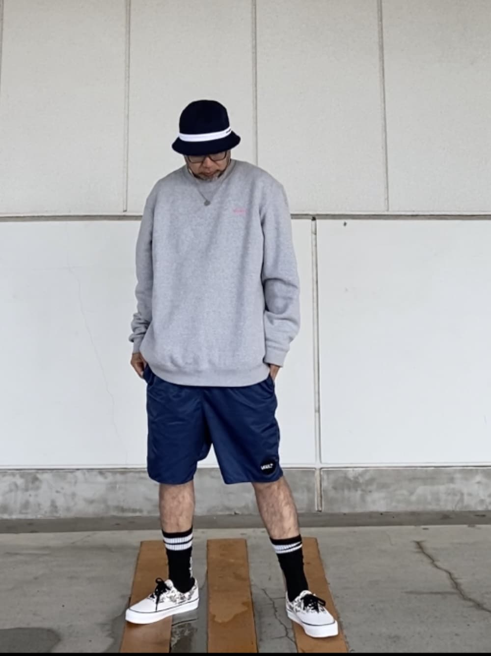 「バケットハット、クルーネック、タンパンスタイル、ハーフパンツ、靴下、have a good time、clumsy.pictures、carhartt、VANS、era」｜「Have a good timeのアイテム（ハット、ブルー系）」を使った、＝＝トム＝＝さん（メンズ・174cm）の春コーディネートの1枚目の写真