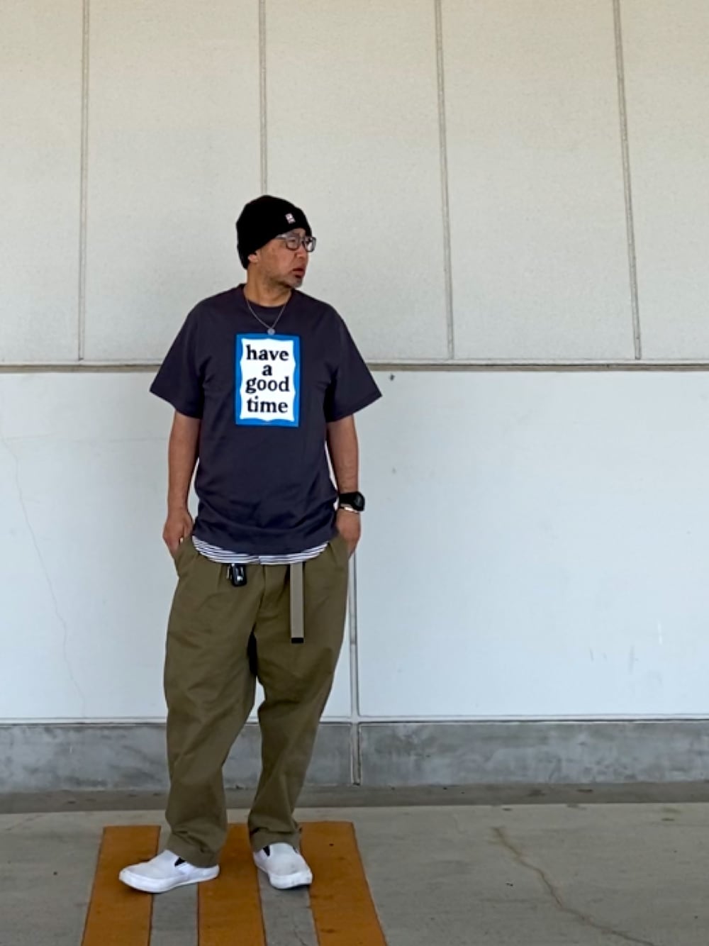 「ニット帽、Tシャツ、チノパン、チャコールグレー、オリーブ、スリッポン、have a good time、10匣、G-SHOCK、clumsy.pictures」｜「Have a good timeのアイテム（ニットキャップ/ビーニー、ブラック系）」を使った、＝＝トム＝＝さん（メンズ・174cm）の春コーディネートの1枚目の写真