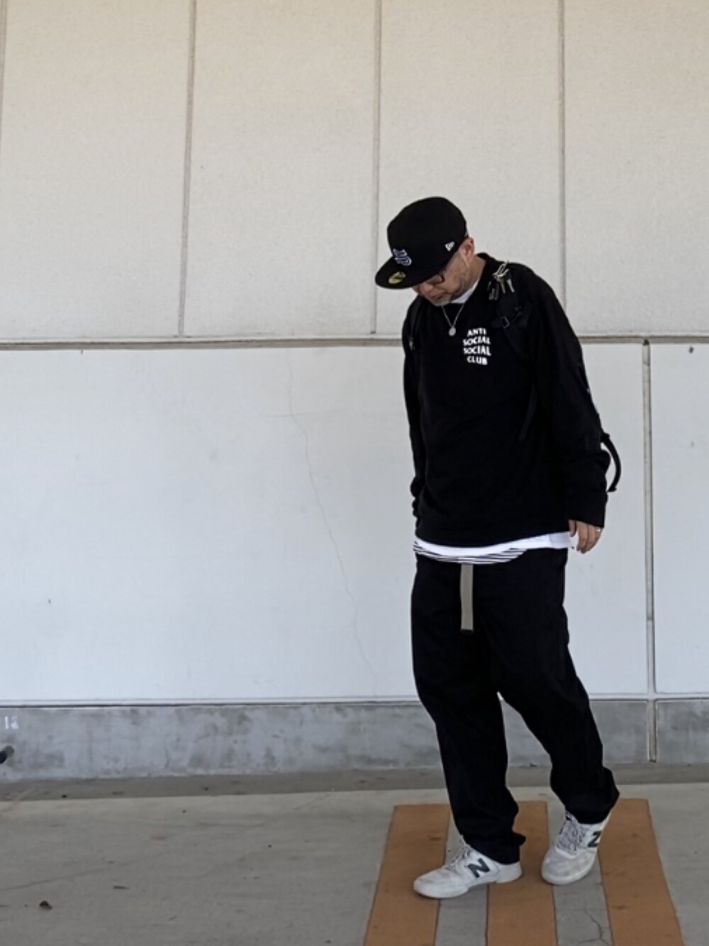 「キャップ、モノトーン、ブラック、ストリート、ユニクロ、ヴィンテージレギュラーフィットチノ、antisocialsocialclub、stussy」｜「STUSSYのEmblem New Era Cap（キャップ、ブラック系）」を使った、＝＝トム＝＝さん（メンズ・174cm）の春コーディネートの1枚目の写真