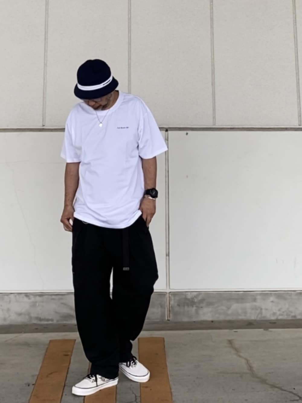 「バケットハット、Tシャツ、ロゴT、チノパン、lastresort ab、FAKIESTANCE、VANS」｜「Have a good timeのアイテム（ハット、ブルー系）」を使った、＝＝トム＝＝さん（メンズ・174cm）の春コーディネートの1枚目の写真