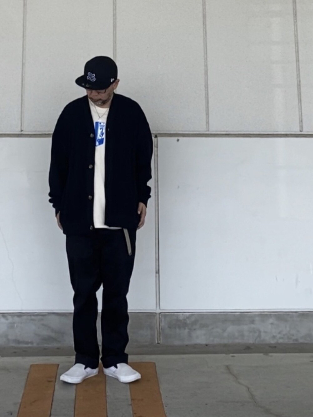「キャップ、カーディガン、モノトーン、スリッポン、stussy、supreme、WHO’S WHO gallery、UNIQLO」｜「STUSSYのEmblem New Era Cap（キャップ、ブラック系）」を使った、＝＝トム＝＝さん（メンズ・174cm）の春コーディネートの1枚目の写真