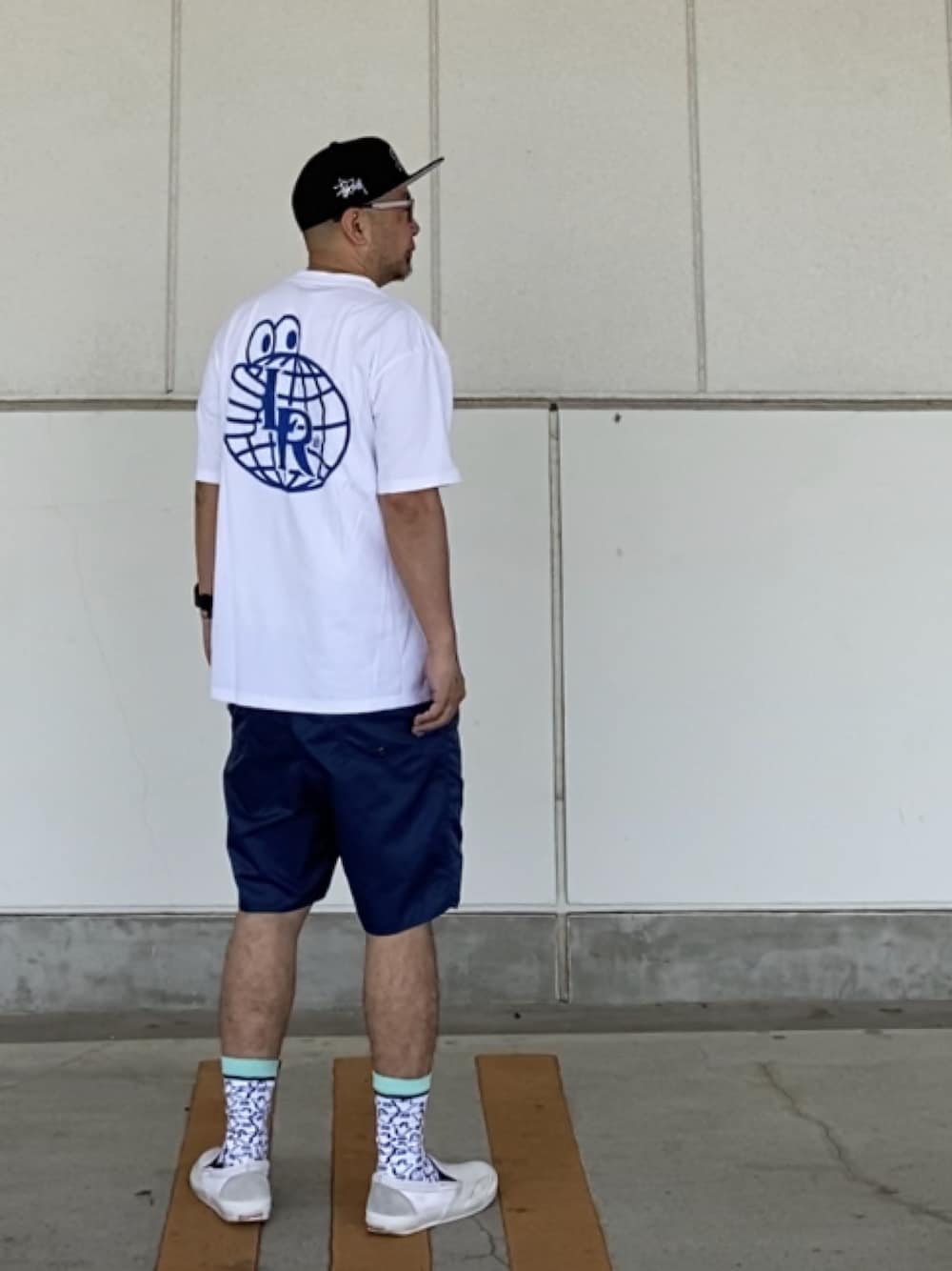 「キャップ、プリントT、バックプリント、短パン、ソックス、lastresort ab、stance socks、ストリート、スケータースタイル」｜「STUSSYのEmblem New Era Cap（キャップ、ブラック系）」を使った、＝＝トム＝＝さん（メンズ・174cm）の春コーディネートの1枚目の写真