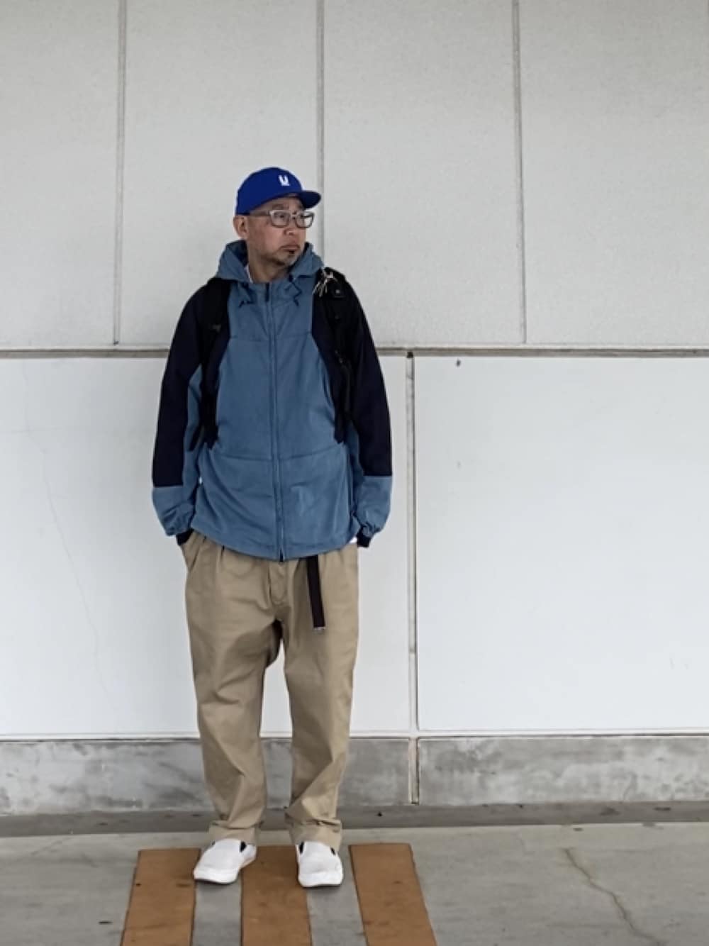 「マウンテンジャケット、チノパン、スリッポン、ストリート、THE NORTH FACE、UNDER COVER」｜「UNDERCOVERのMUU9H01-1（キャップ、ブルー系）」を使った、＝＝トム＝＝さん（メンズ・174cm）の春コーディネートの1枚目の写真