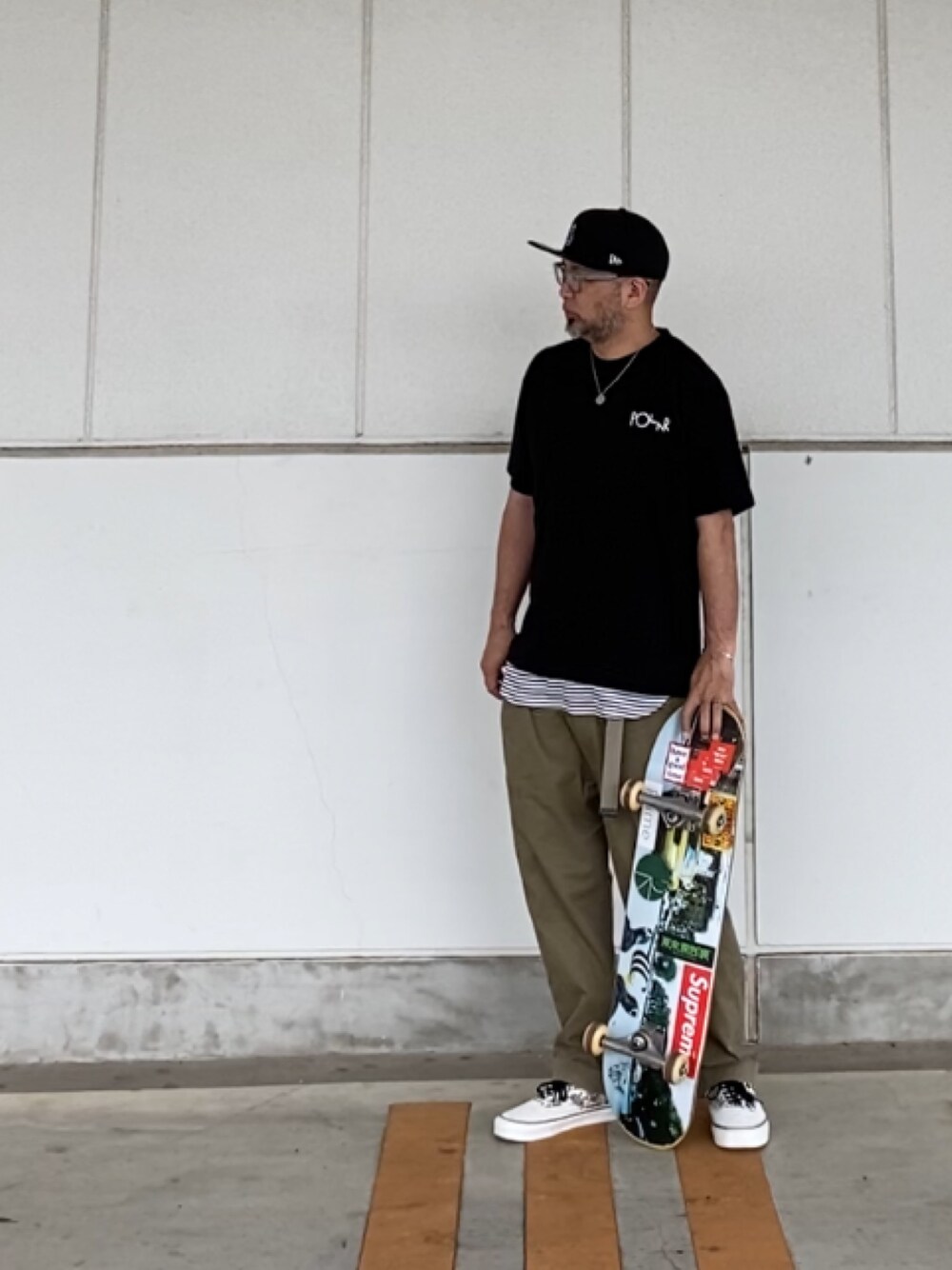 「スケータースタイル、ストリート、スケボー、ロゴT、polar」｜「STUSSYのEmblem New Era Cap（キャップ、ブラック系）」を使った、＝＝トム＝＝さん（メンズ・174cm）の春コーディネートの1枚目の写真