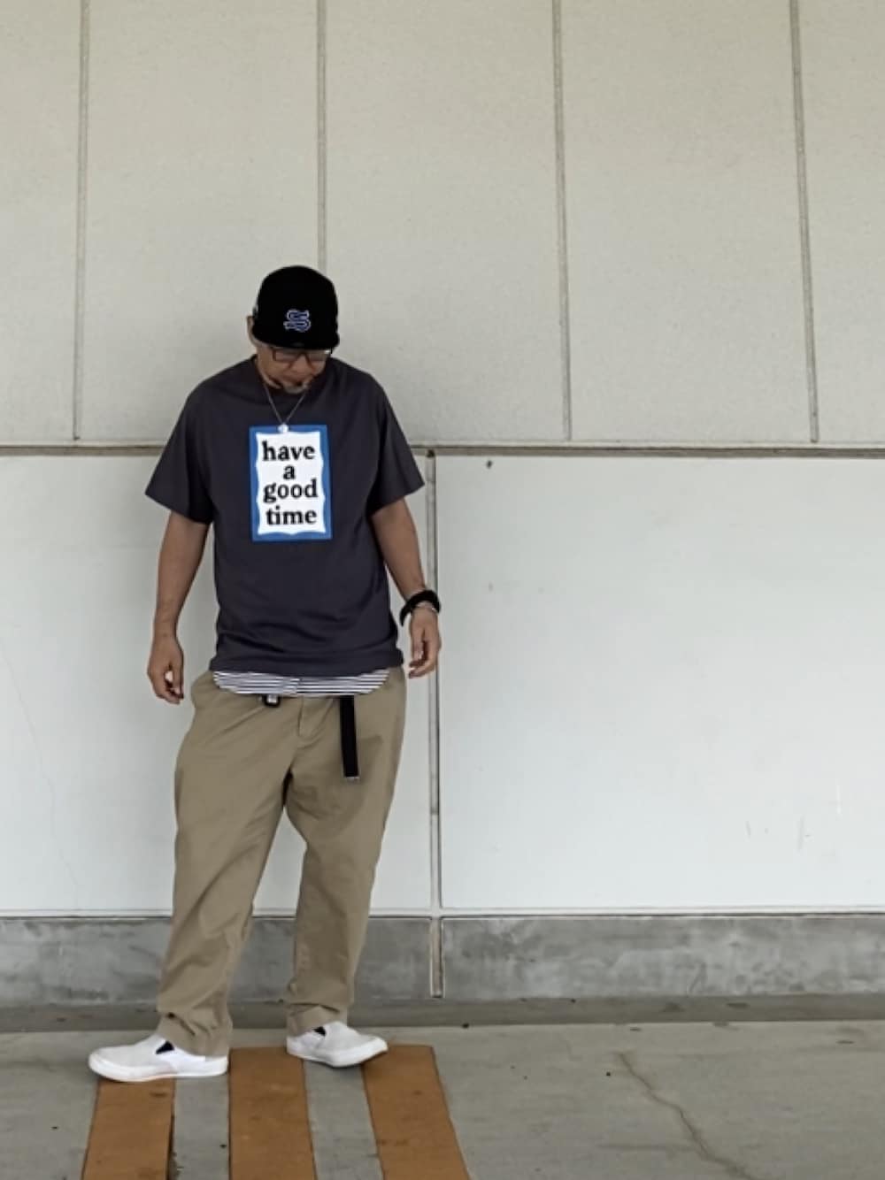 「これが私をアゲる服、Tシャツ、チノパン、スリッポン、have a good time、10匣、TENBOX、ストリート、スケータースタイル」｜「STUSSYのEmblem New Era Cap（キャップ、ブラック系）」を使った、＝＝トム＝＝さん（メンズ・174cm）の春コーディネートの1枚目の写真