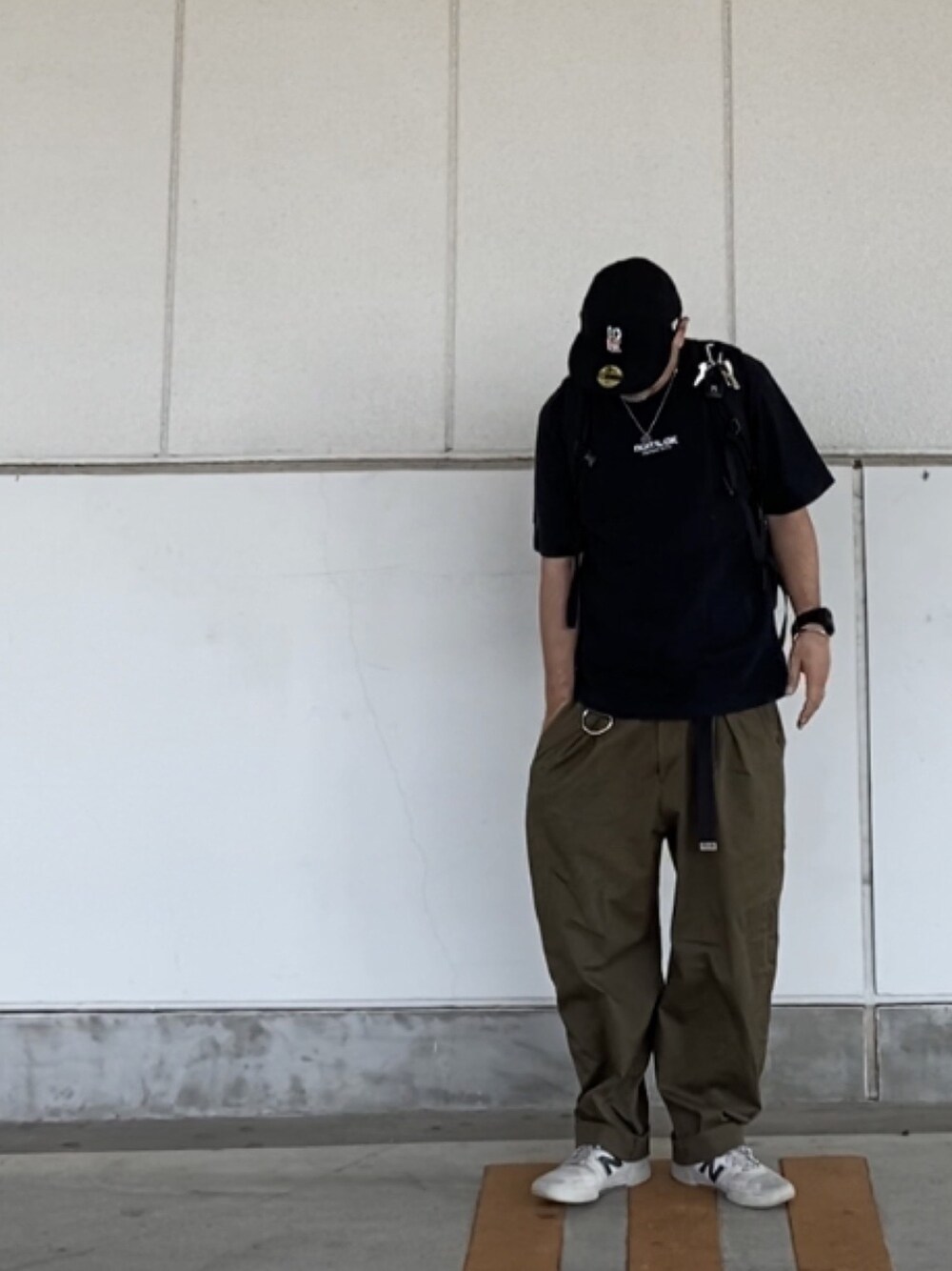 「これが私をアゲる服、キャップ、ロゴT、シンプル、黒、オリーブ、チノパン、スケータースタイル、ストリート、NUMLOK」｜「TENBOXのアイテム（キャップ、ブラック系）」を使った、＝＝トム＝＝さん（メンズ・174cm）の春コーディネートの1枚目の写真