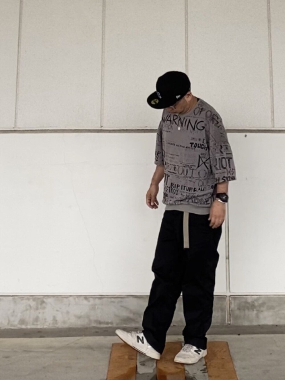 「キャップ、スエット、チノパン、ストリート、Revo.」｜「STUSSYのEmblem New Era Cap（キャップ、ブラック系）」を使った、＝＝トム＝＝さん（メンズ・174cm）の春コーディネートの1枚目の写真