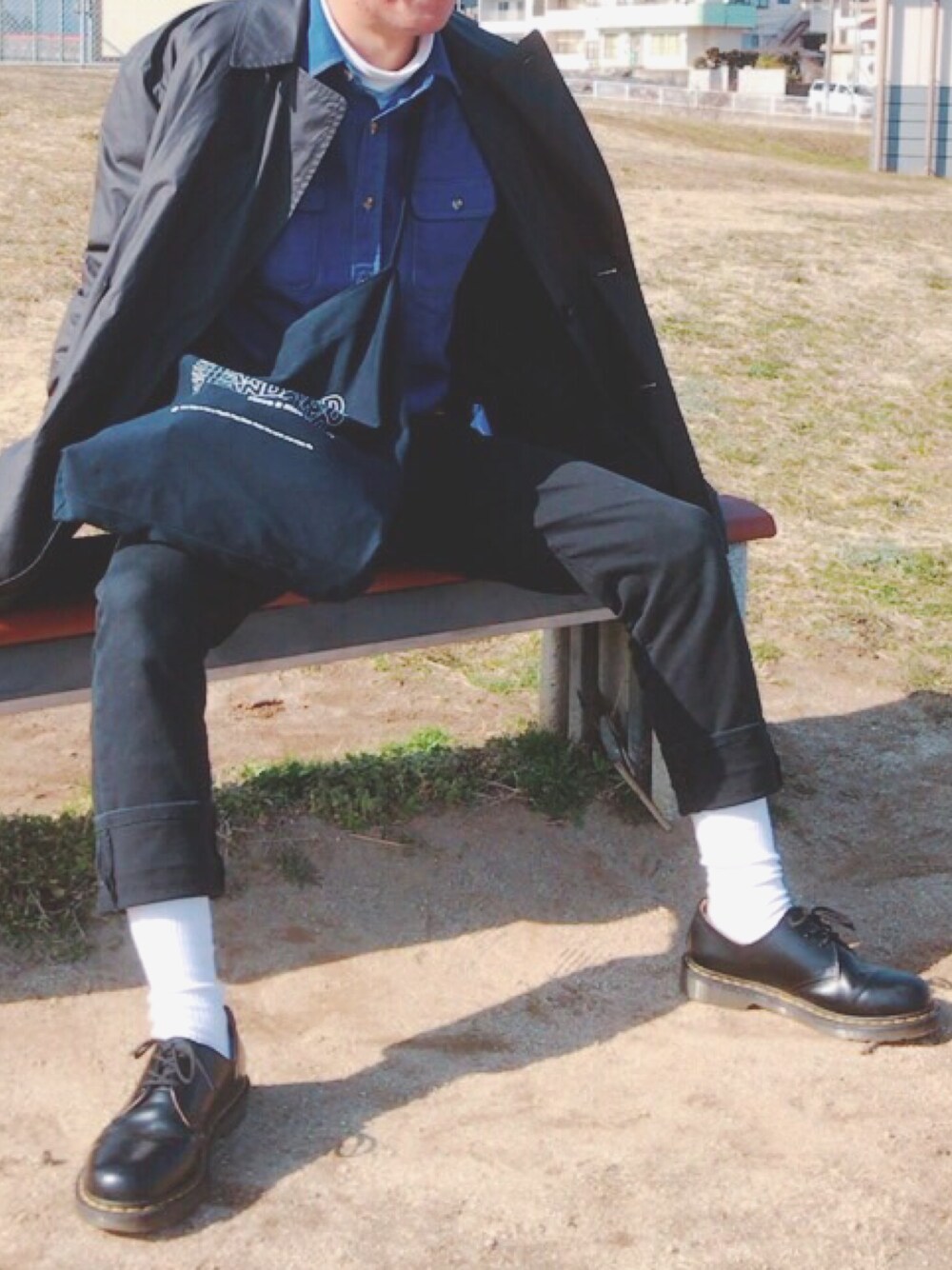 「SENSE OF PLACE by URBAN RESEARCHのメモリーギャバトレンチコート（トレンチコート、ブラック系）」を使った、よっしーさん（メンズ・165cm）の春コーディネートの1枚目の写真
