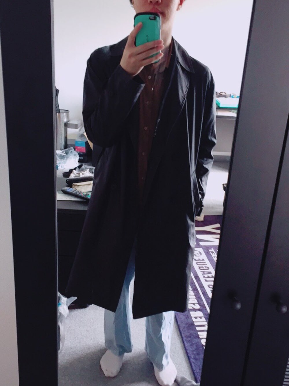 「SENSE OF PLACE by URBAN RESEARCHのメモリーギャバトレンチコート（トレンチコート、ブラック系）」を使った、よっしーさん（メンズ・165cm）の冬コーディネートの1枚目の写真