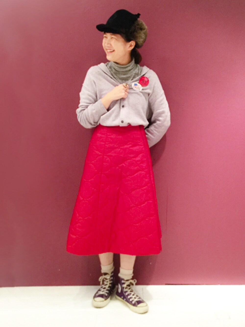 「カジュアル、スニーカー、BEAMS、BEAMS BOY、converse」｜「BEAMS BOYのBEAMS BOY / リバーシブル 中綿キルト フレア（スカート、レッド系）」を使った、あさやま ふうこさん（レディース・158cm）の冬コーディネートの1枚目の写真