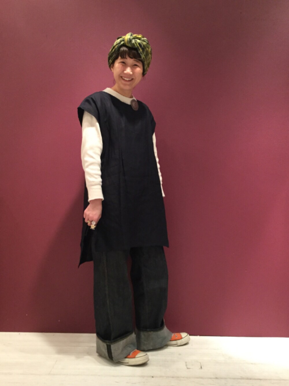 「black、BEAMS、BEAMS BOY、converse」｜「BEAMS BOYのBEAMS BOY / マドラス ストール（ストール/ショール、グリーン系）」を使った、あさやま ふうこさん（レディース・158cm）の春コーディネートの1枚目の写真