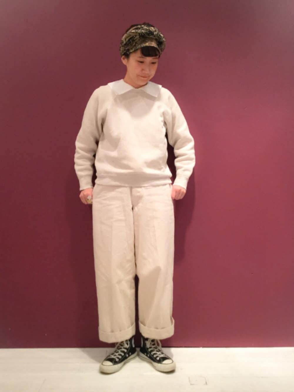 「ホワイト、ホワイトコーデ、BEAMS、BEAMS BOY、converse」｜「BEAMS BOYのBEAMS BOY / 100/2 ファーマースモック（シャツ/ブラウス、ホワイト系）」を使った、あさやま ふうこさん（レディース・158cm）の春コーディネートの1枚目の写真