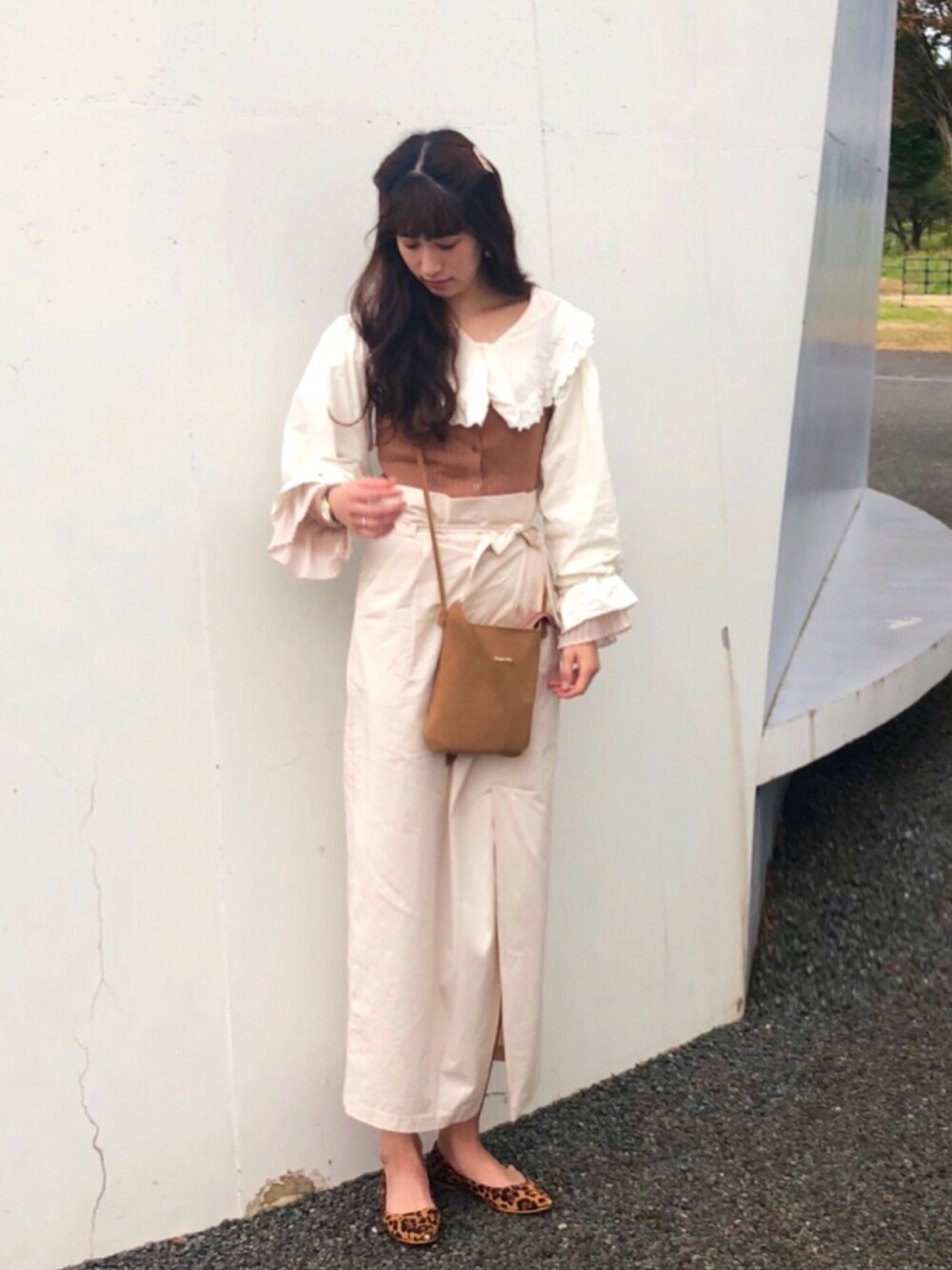 「カジュアル、レイヤードスタイル、キャミソール、タイトスカート、ラップスカート、高身長女子、フリルトップス、レオパードシューズ、バレエシューズ、オシャレパッソ」｜「ITEMS URBANRESEARCHのラップロングタイトスカート（スカート、ホワイト系）」を使った、ハヤシ　アンナさん（レディース・171cm）の秋コーディネートの1枚目の写真