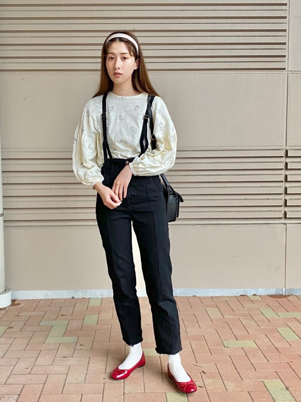 ホワイト系のシャツ/ブラウス、ブラック系のパンツ、レッド系のバレエシューズを着用したレディースの秋コーディネートの1枚目の写真