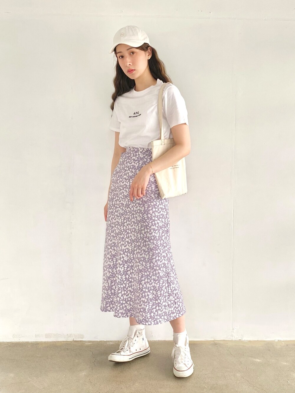 「ロゴT、白Tシャツ、ハイカットスニーカー、白スニーカー、マーメイドスカート、トートバッグ、キャップ、パステルカラー、きれいめカジュアル」｜「depoundのアイテム（キャップ、ホワイト系）」を使った、ハヤシ　アンナさん（レディース・171cm）の夏コーディネートの1枚目の写真