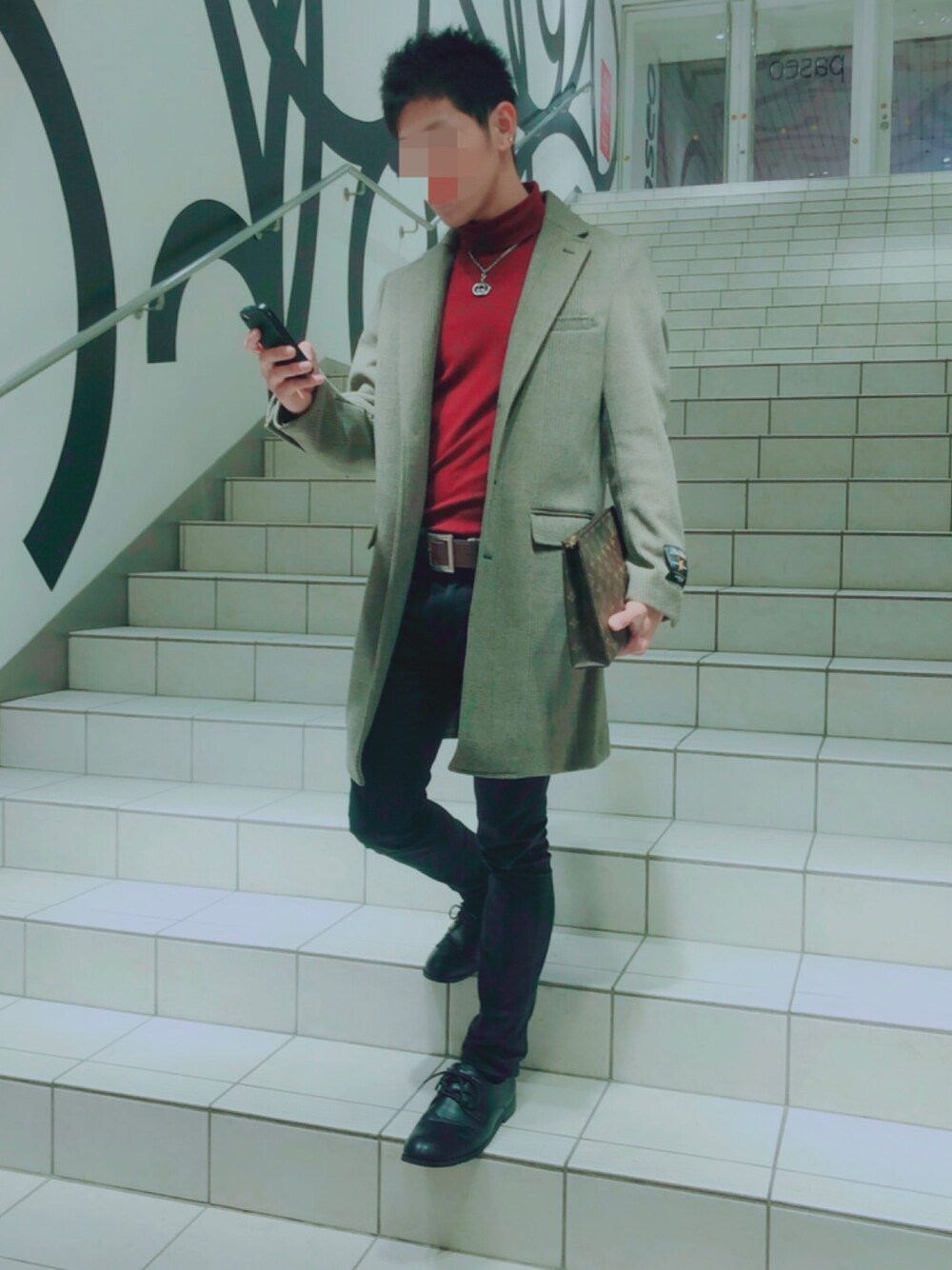 「お洒落さんとつながりたい、シンプルコーデ、チェスターコート、ユニクロ、WEARBOOKエントリー」｜「LOUIS VUITTONのアイテム（クラッチバッグ、ブラウン系）」を使った、KEEさん（メンズ・172cm）の冬コーディネートの1枚目の写真