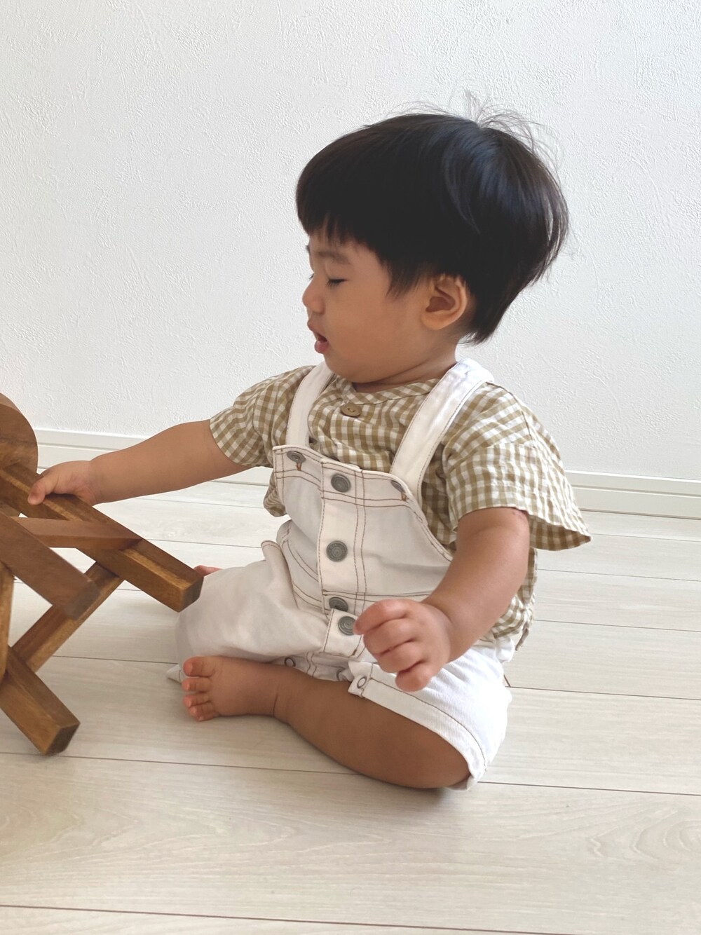 「男の子コーデ、ギンガムチェック、夏コーデ、おでかけコーデ」｜「apres les coursのアイテム（シャツ/ブラウス、ベージュ系）」を使った、りっくんさん（キッズ・70cm）の夏コーディネートの1枚目の写真