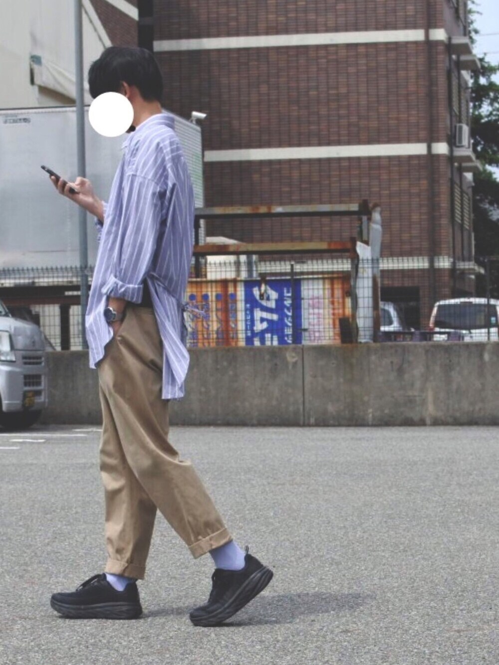 「ビッグシルエット、ストライプシャツ、オーバーサイズ、チノパン、ワイドパンツ、タックパンツ、ロールアップ、ダッドスニーカー、アースカラー」｜「ToironierのToironier/トワロニエ/ストライプルーズシャツ（シャツ/ブラウス、ブルー系）」を使った、たらこさん（メンズ・180cm）の夏コーディネートの1枚目の写真