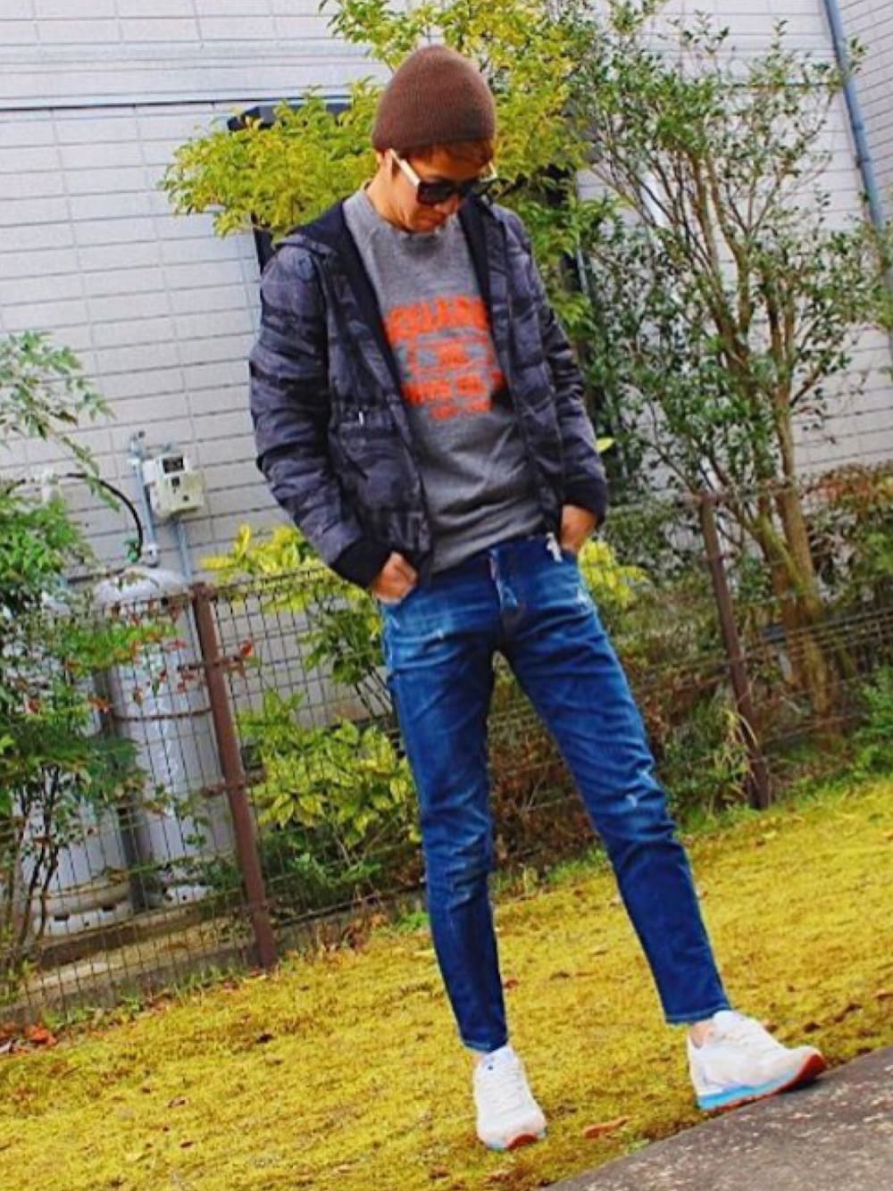 「DSQUARED2、MONCLER、TOM FORD、Atlantic STARS」｜「DSQUARED2のアイテム（スウェット、グレー系）」を使った、HEROさん（メンズ・176cm）の春コーディネートの1枚目の写真