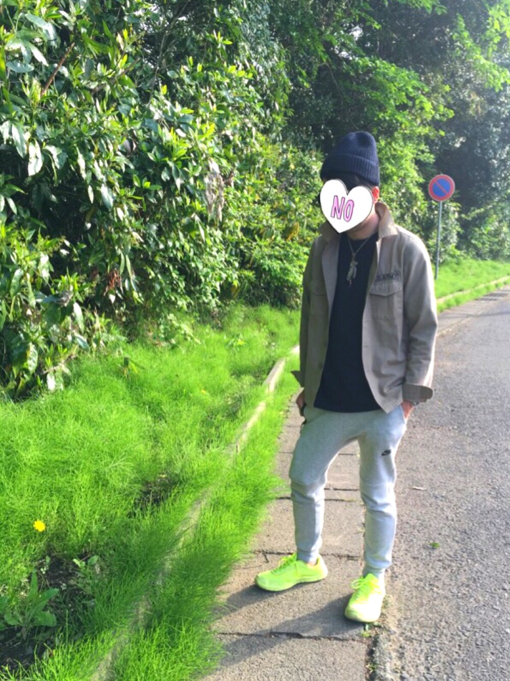 「ニット帽、スエットパンツ、GU、スニーカー、黄色、カーキ、カーキアウター」｜「H&Mのアイテム（スニーカー、イエロー系）」を使った、Hanaさん（メンズ・172cm）の夏コーディネートの1枚目の写真