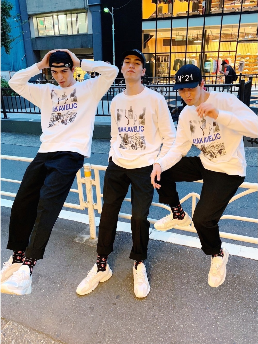 「秋のコーデ、ストリート、yung-1、N21 numero ventuno、MAKAVELIC、ISSEY MIYAKE、H&M、adidas、スポーツMIX'18秋」｜「ISSEY MIYAKEのアイテム（スラックス、ブラック系）」を使った、kenjibutadamさん（メンズ・188cm）の秋コーディネートの1枚目の写真
